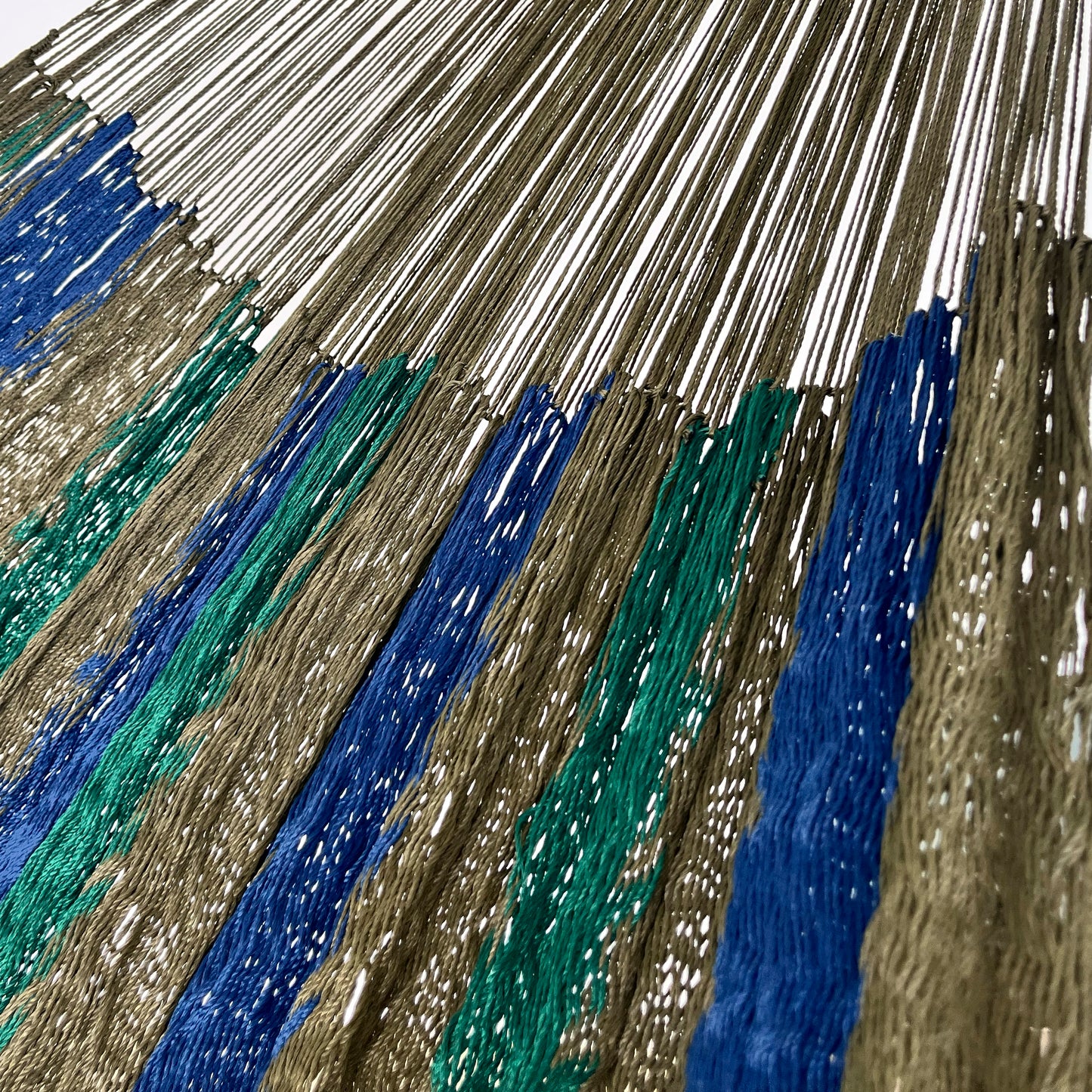 Unión entre cuerpo y brazo de hamaca Yucateca artesanal de nylon hilo 18 color azul y verde oscuro