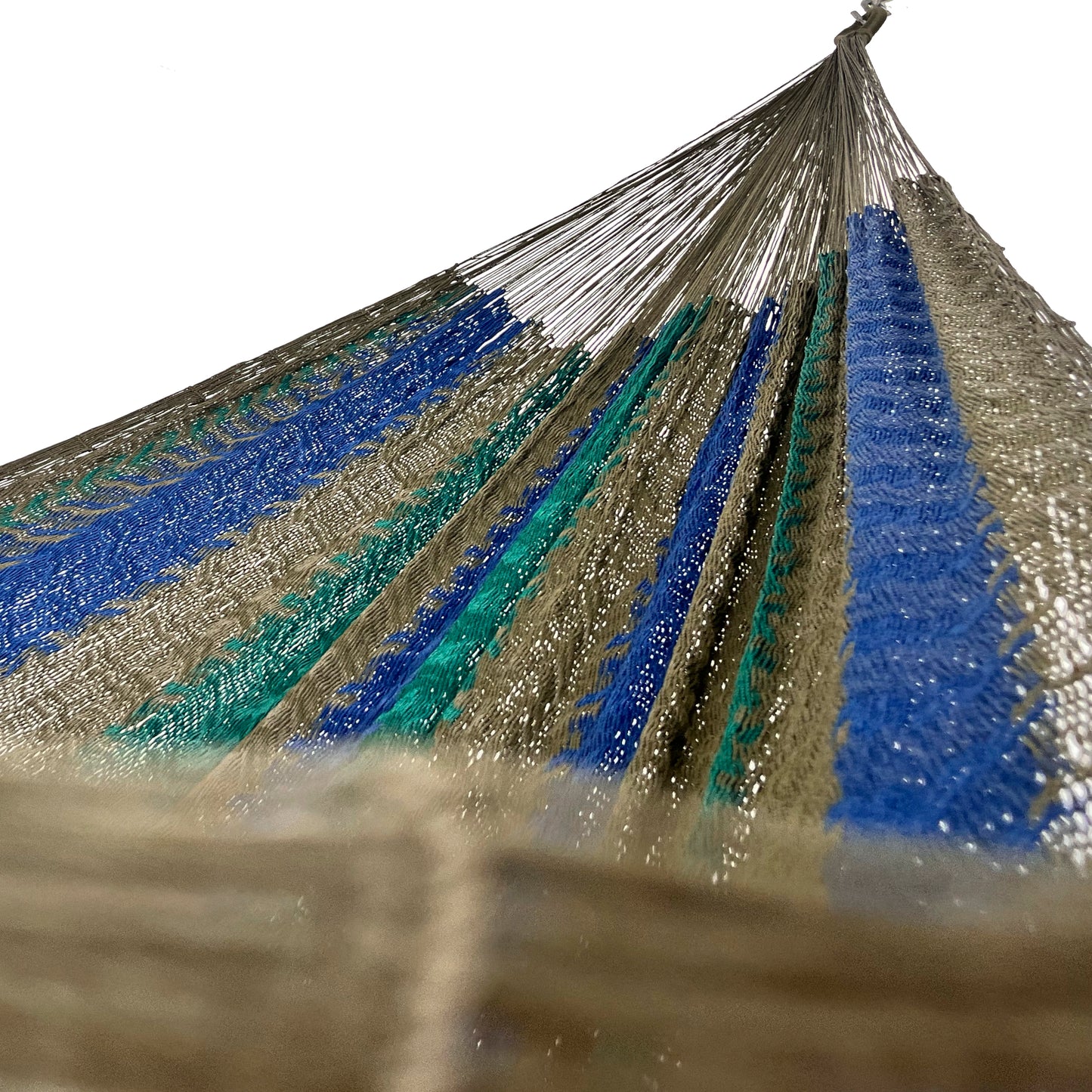 Interior mostrando brazo y tejido de hamaca Yucateca artesanal de nylon hilo 18 color azul y verde oscuro