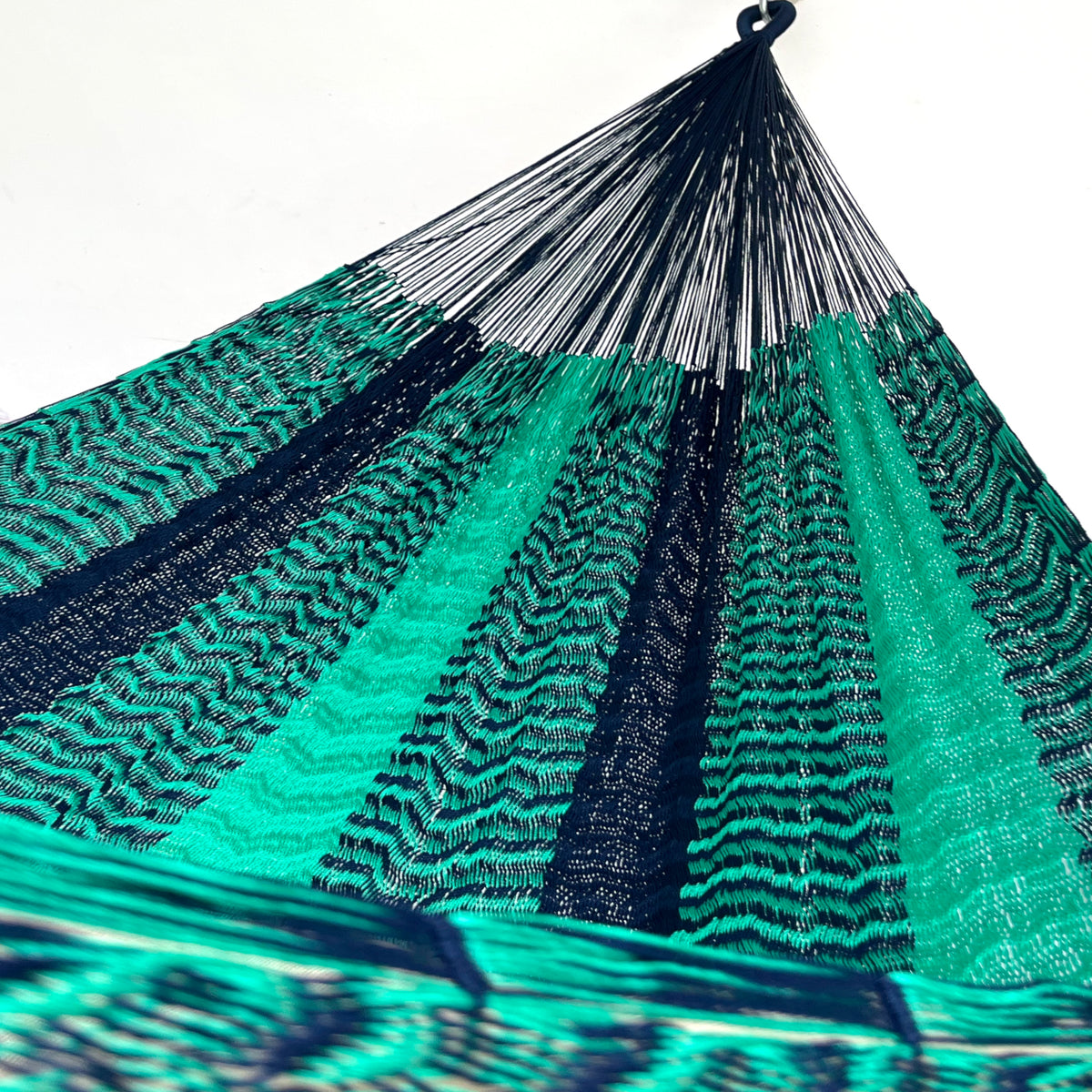 Interior mostrando brazo y tejido de hamaca Yucateca artesanal de nylon hilo 18 color azul y verde