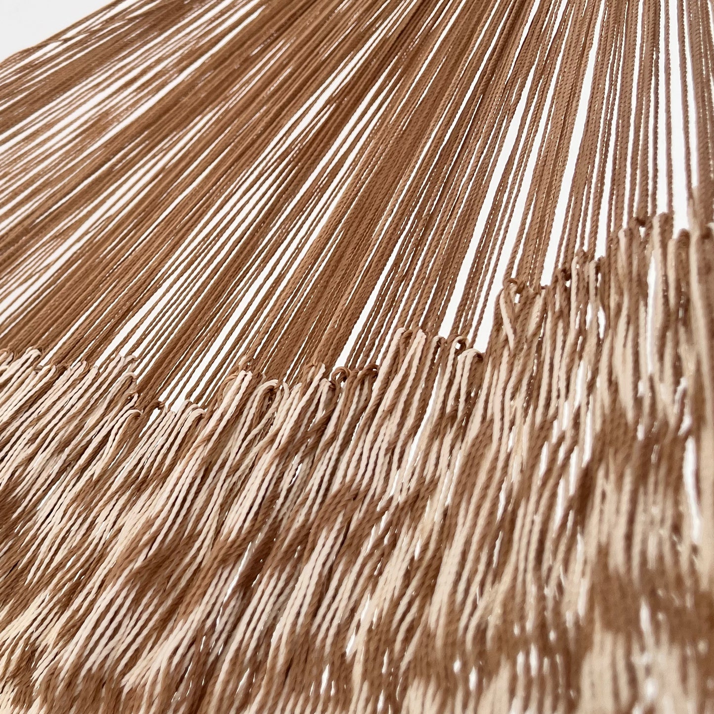 Unión entre cuerpo y brazo de hamaca Yucateca artesanal de nylon hilo 18 color beige y café