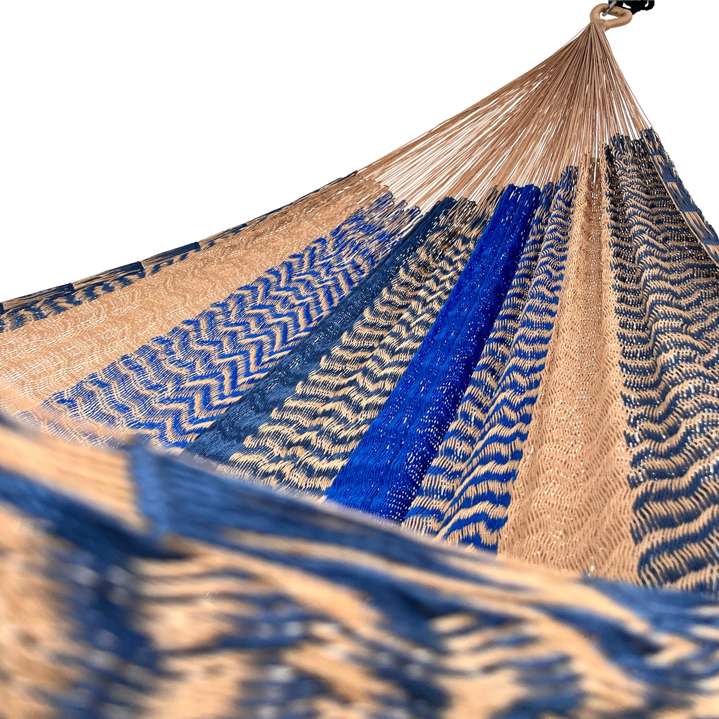 Interior mostrando brazo y tejido de hamaca Yucateca artesanal de nylon hilo 18 color café dorado y azul
