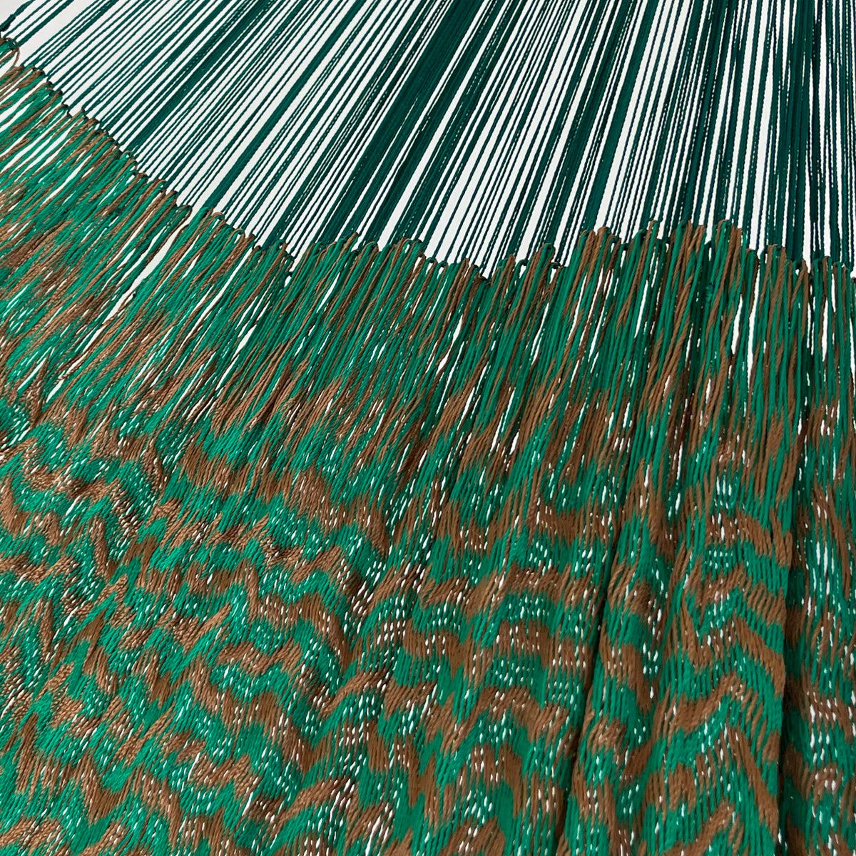 Unión entre cuerpo y brazo de hamaca Yucateca artesanal de nylon hilo 18 color café y verde