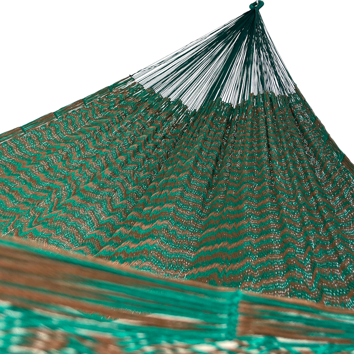 Interior mostrando brazo y tejido de hamaca Yucateca artesanal de nylon hilo 18 color café y verde