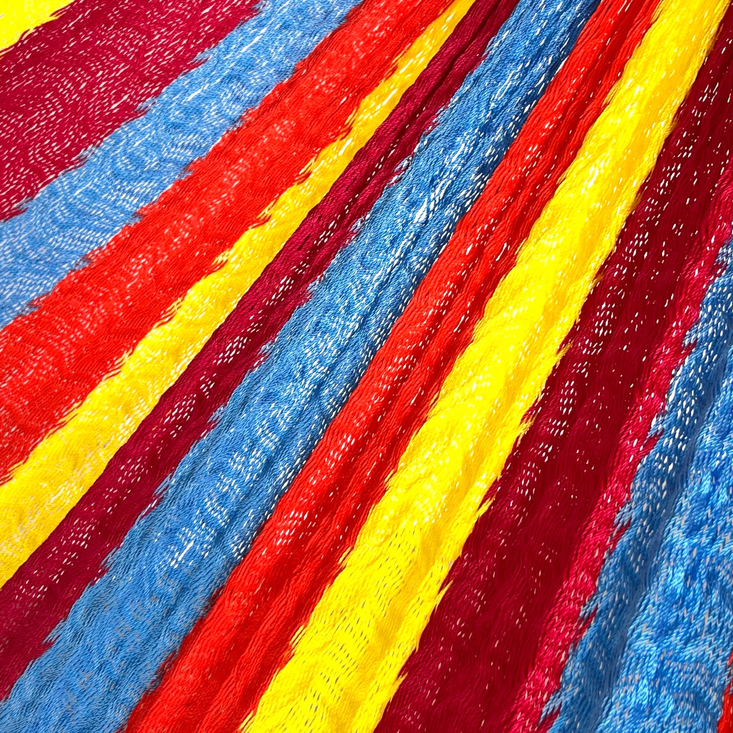 Detalle del tejido de nylon hilo 18 de la hamaca Yucateca artesanal en colores vivos