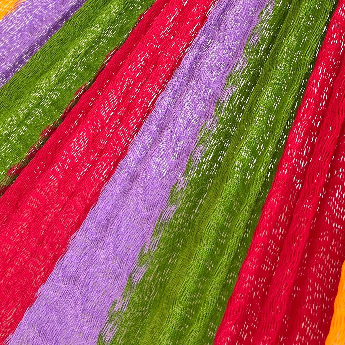Detalle del tejido de nylon hilo 18 de la hamaca Yucateca artesanal en colores vivos