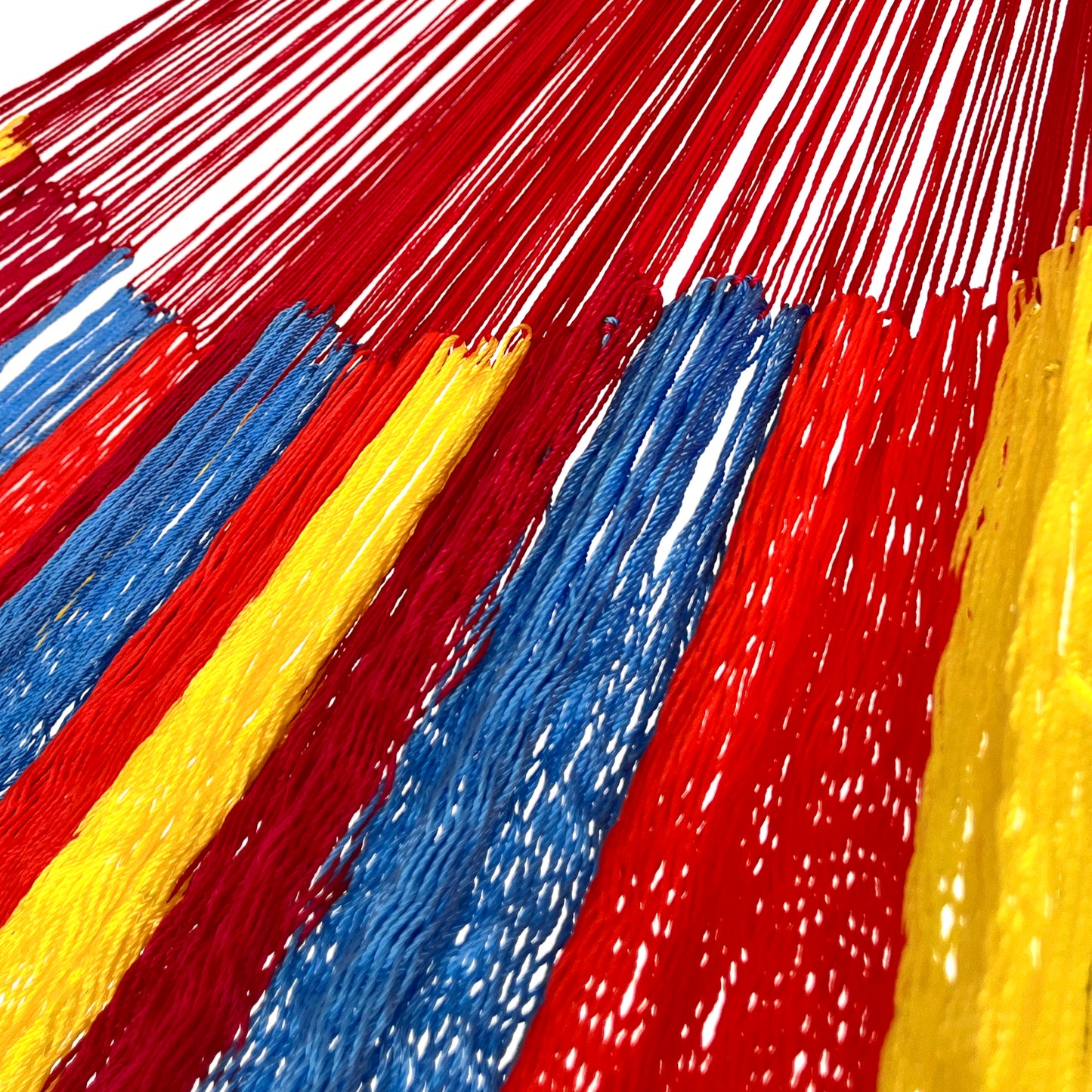 Unión entre cuerpo y brazo de hamaca Yucateca artesanal de nylon hilo 18 en colores vivos