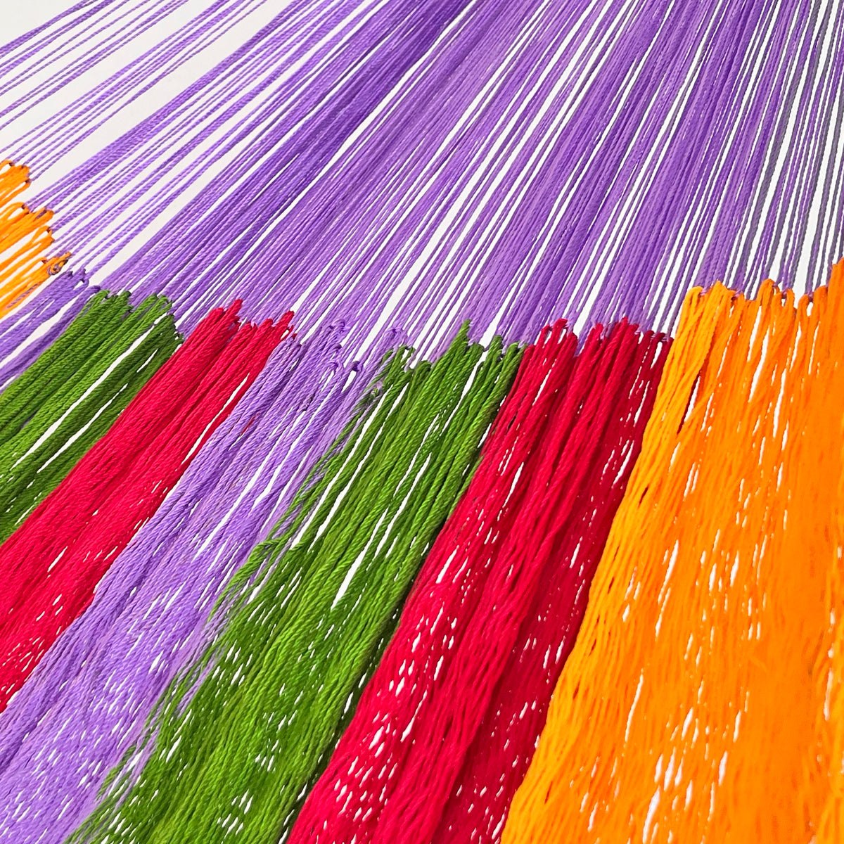 Unión entre cuerpo y brazo de hamaca Yucateca artesanal de nylon hilo 18 en colores vivos
