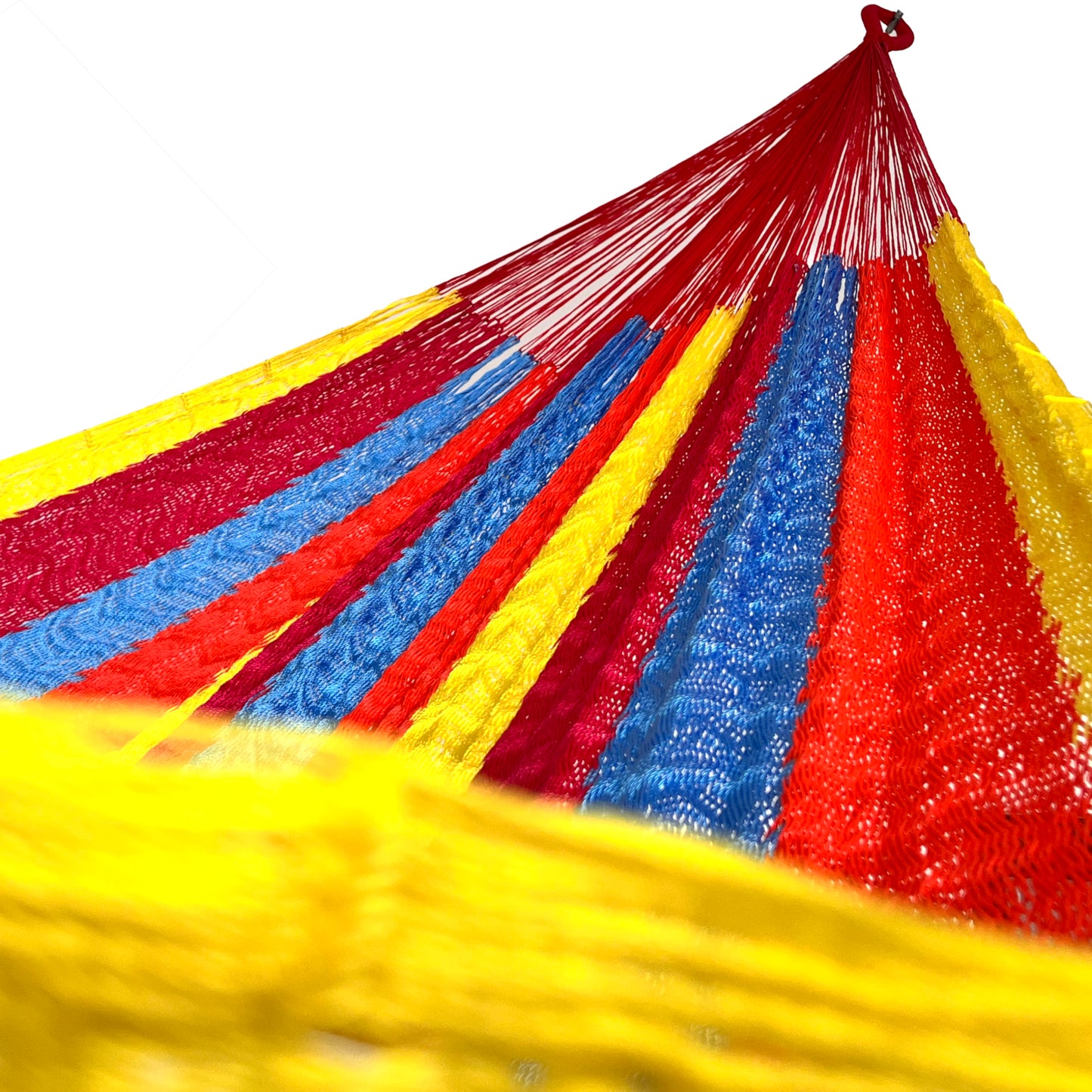 Interior mostrando brazo y tejido de hamaca Yucateca artesanal de nylon hilo 18 en colores vivos