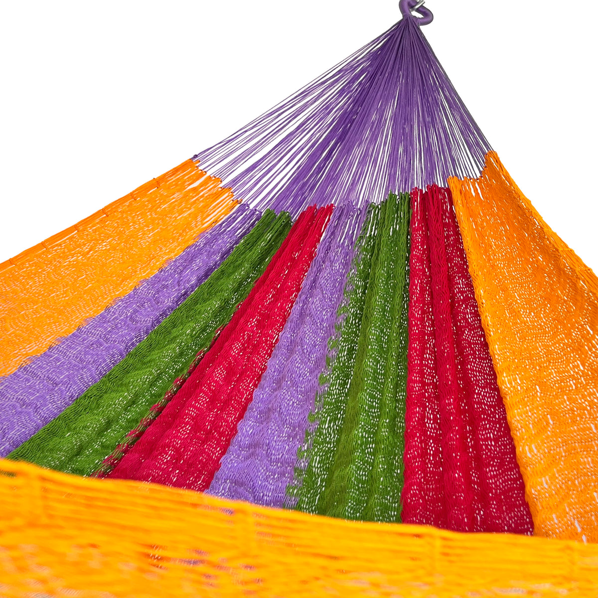 Interior mostrando brazo y tejido de hamaca Yucateca artesanal de nylon hilo 18 en colores vivos