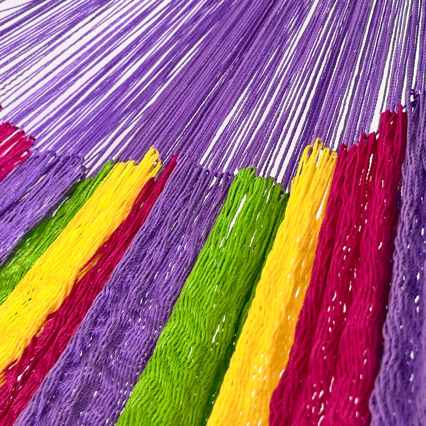 Unión entre cuerpo y brazo de hamaca Yucateca artesanal de nylon hilo 18 colorida
