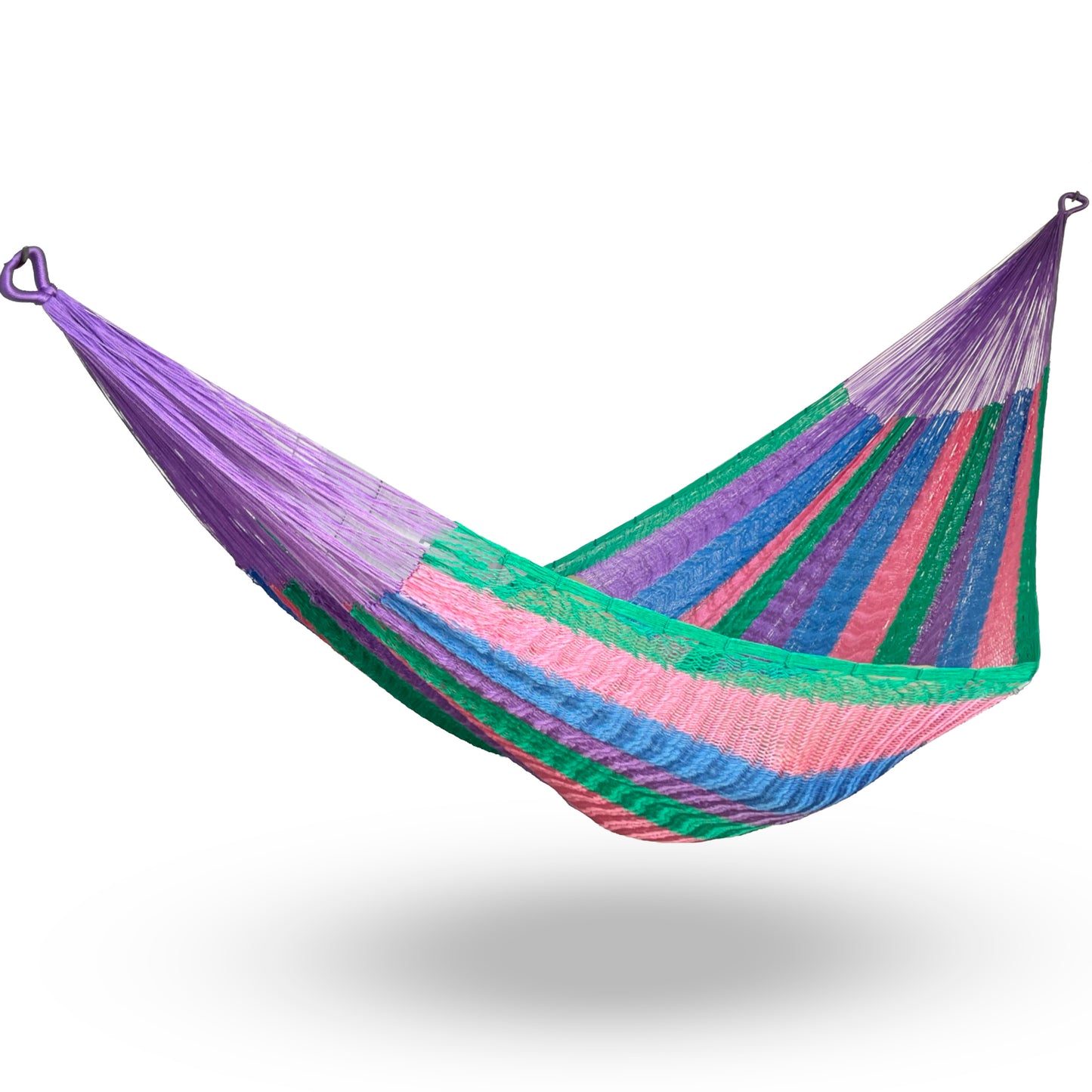 Hamaca Yucateca artesanal de nylon hilo 18 con combinación de colores colgada y abierta