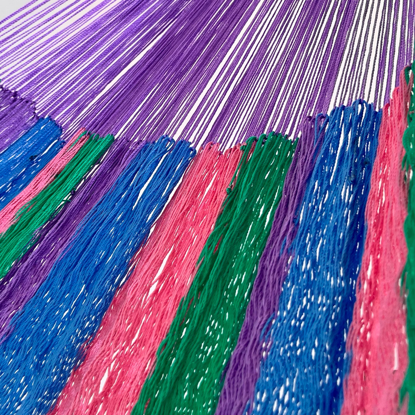 Unión entre cuerpo y brazo de hamaca Yucateca artesanal de nylon hilo 18 con combinación de colores