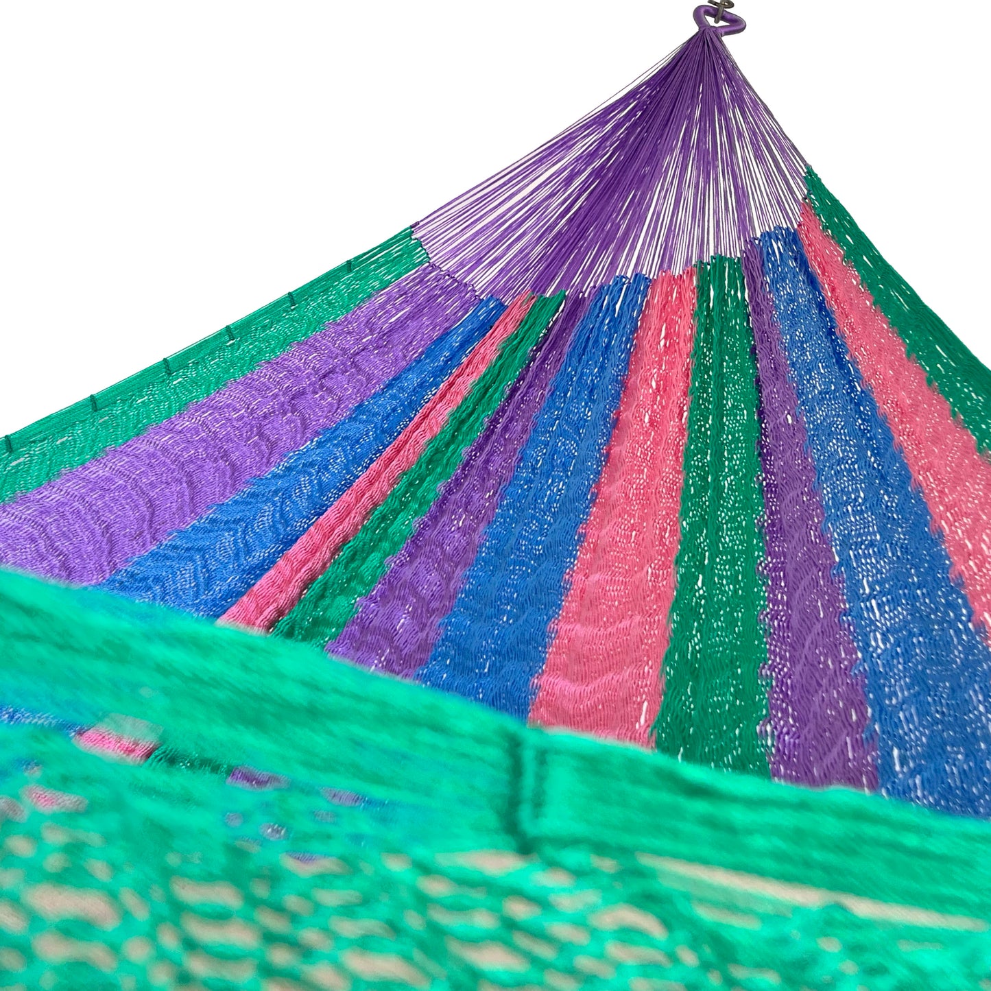 Interior mostrando brazo y tejido de hamaca Yucateca artesanal de nylon hilo 18 con combinación de colores