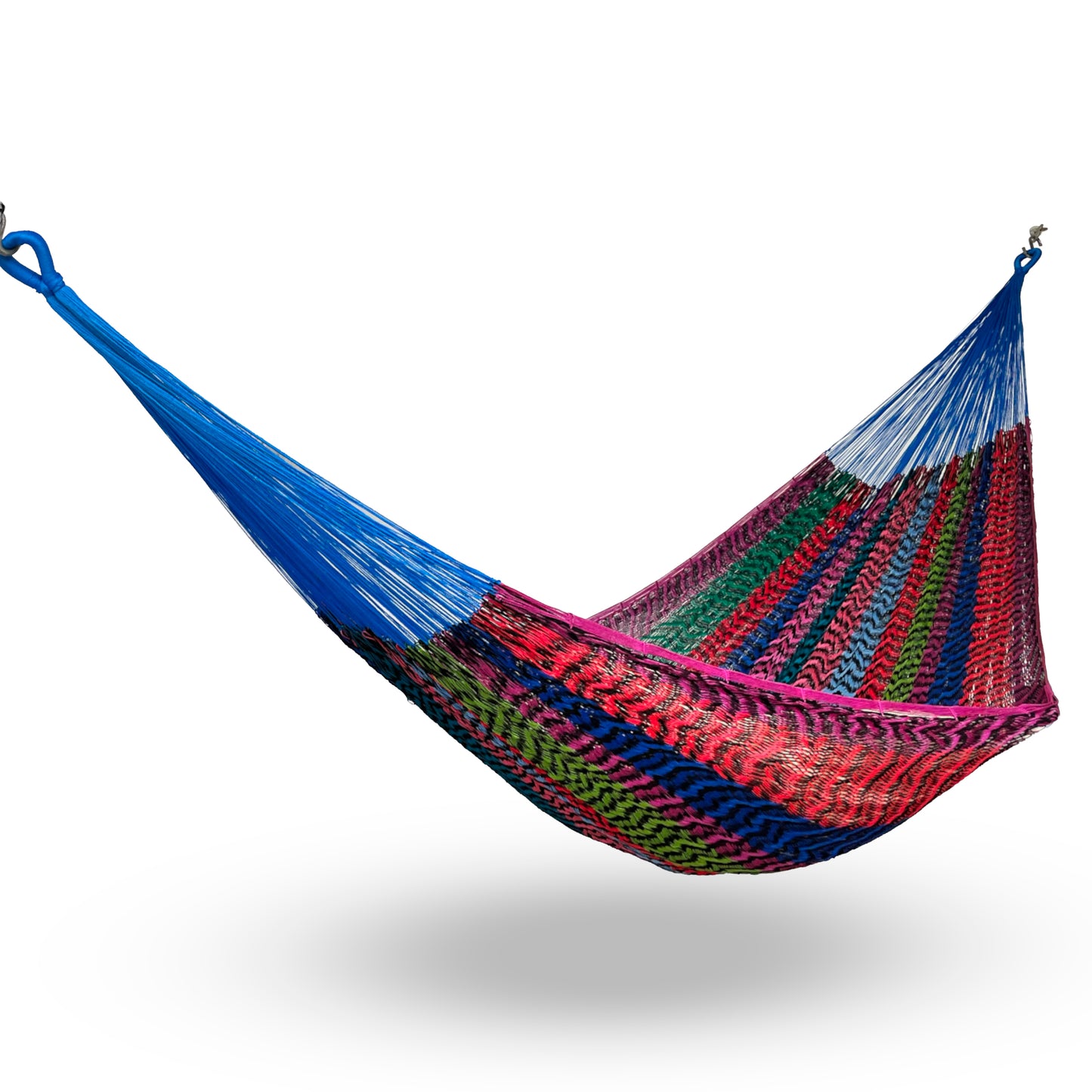 Hamaca Yucateca artesanal de nylon hilo 18 con mezcla de colores colgada y abierta