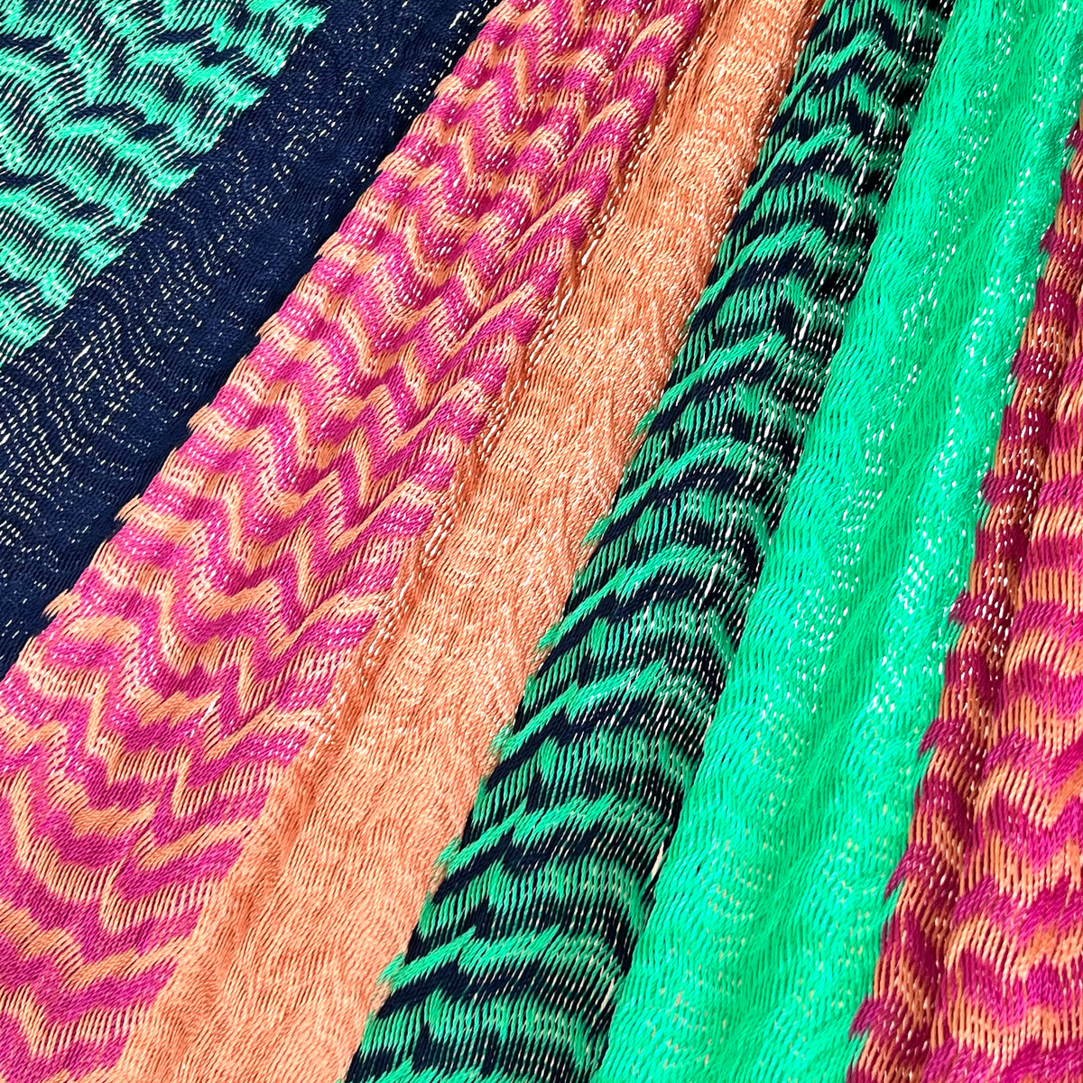 Detalle del tejido de nylon hilo 18 de la hamaca Yucateca artesanal con mezcla de colores