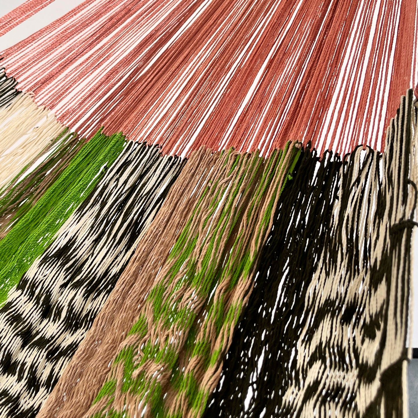 Unión entre cuerpo y brazo de hamaca Yucateca artesanal de nylon hilo 18 con mezcla de colores
