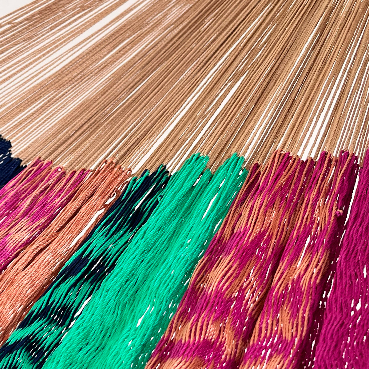Unión entre cuerpo y brazo de hamaca Yucateca artesanal de nylon hilo 18 con mezcla de colores