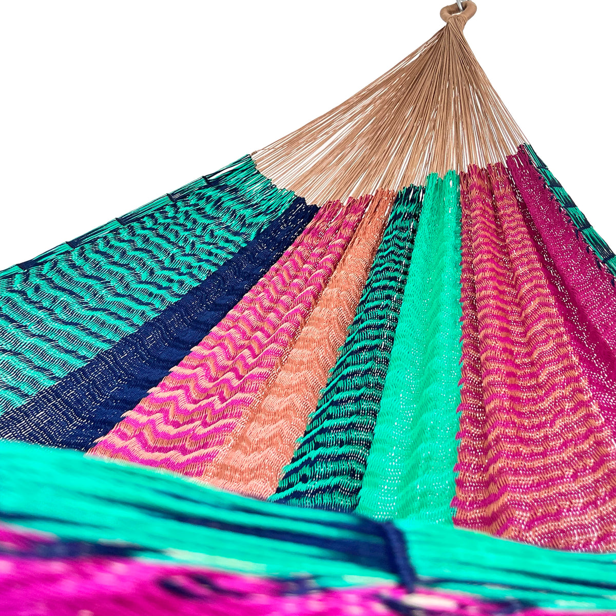 Interior mostrando brazo y tejido de hamaca Yucateca artesanal de nylon hilo 18 con mezcla de colores