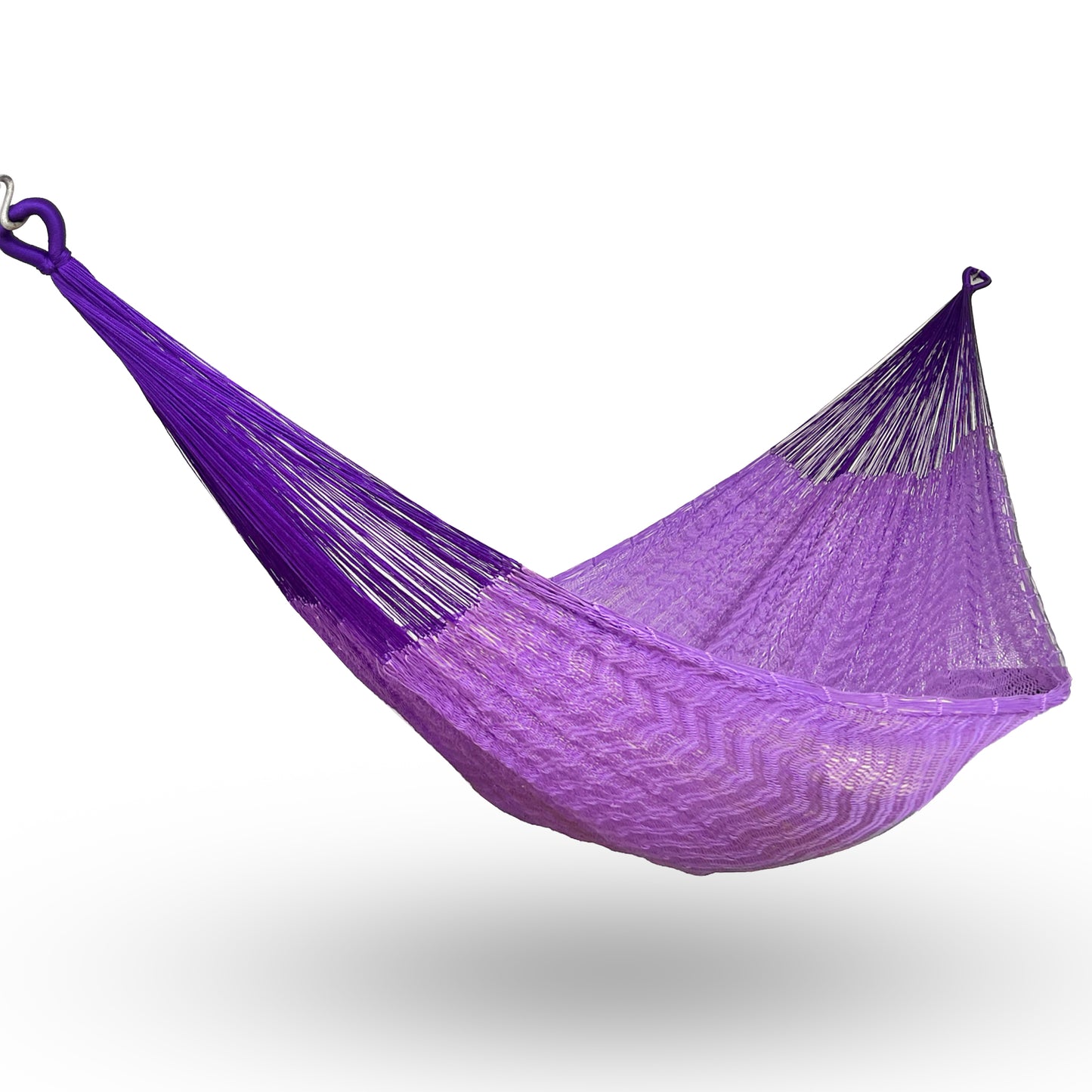 Hamaca Yucateca artesanal de nylon hilo 18 color morado colgada y abierta