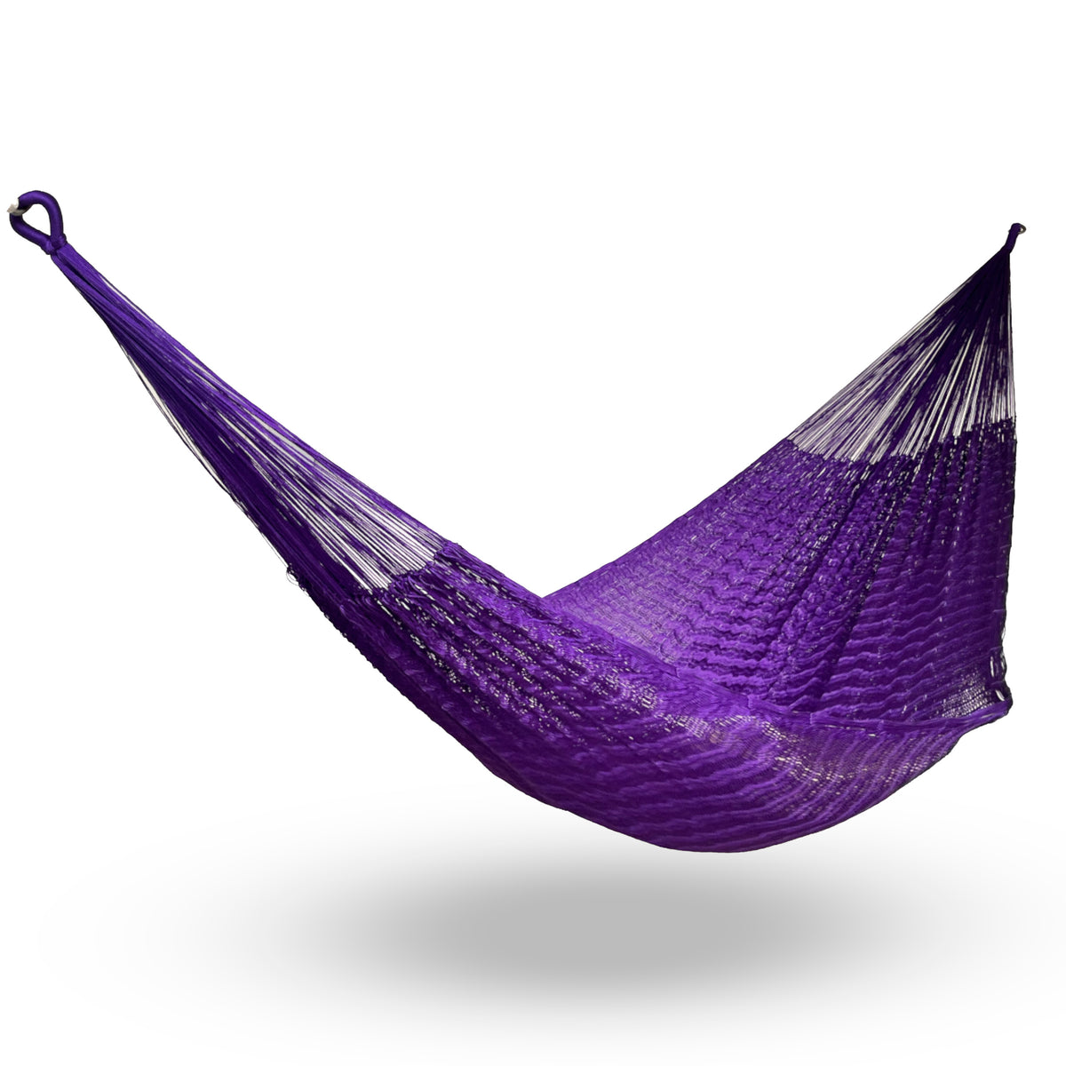 Hamaca Yucateca artesanal de nylon hilo 18 color morado colgada y abierta