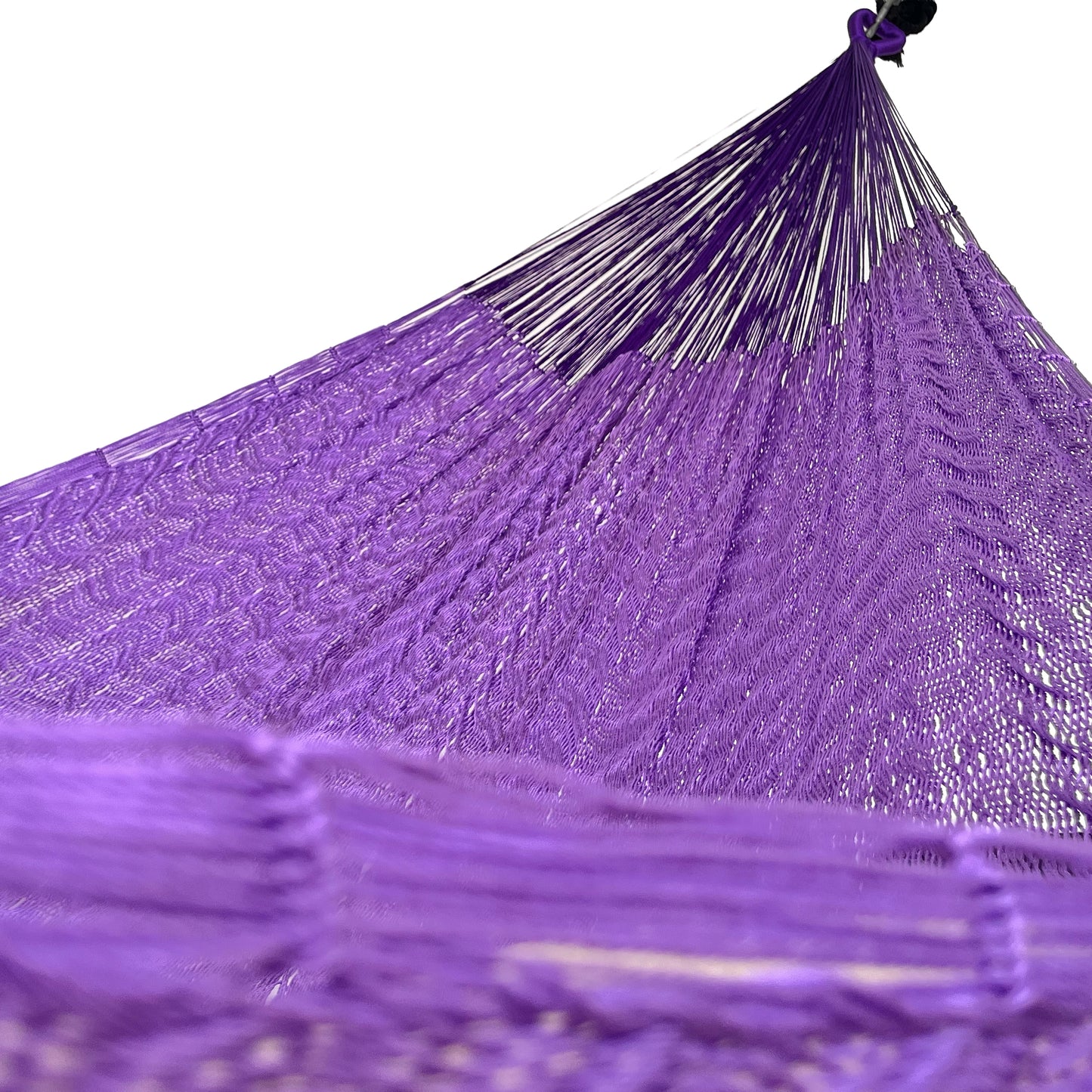 Interior mostrando brazo y tejido de hamaca Yucateca artesanal de nylon hilo 18 color morado