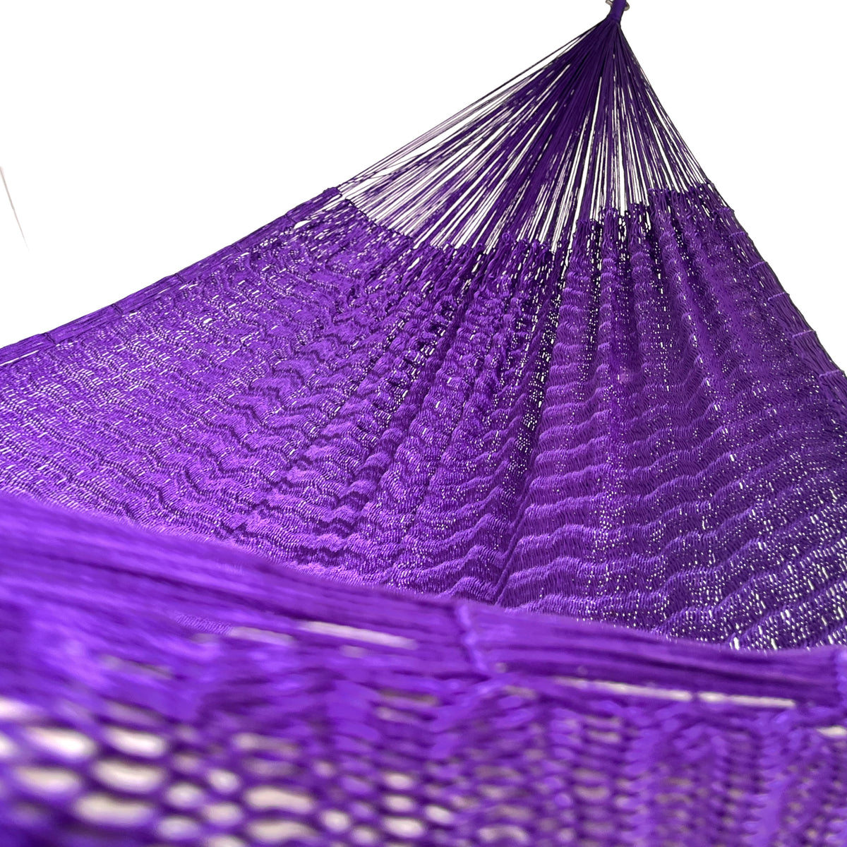 Interior mostrando brazo y tejido de hamaca Yucateca artesanal de nylon hilo 18 color morado
