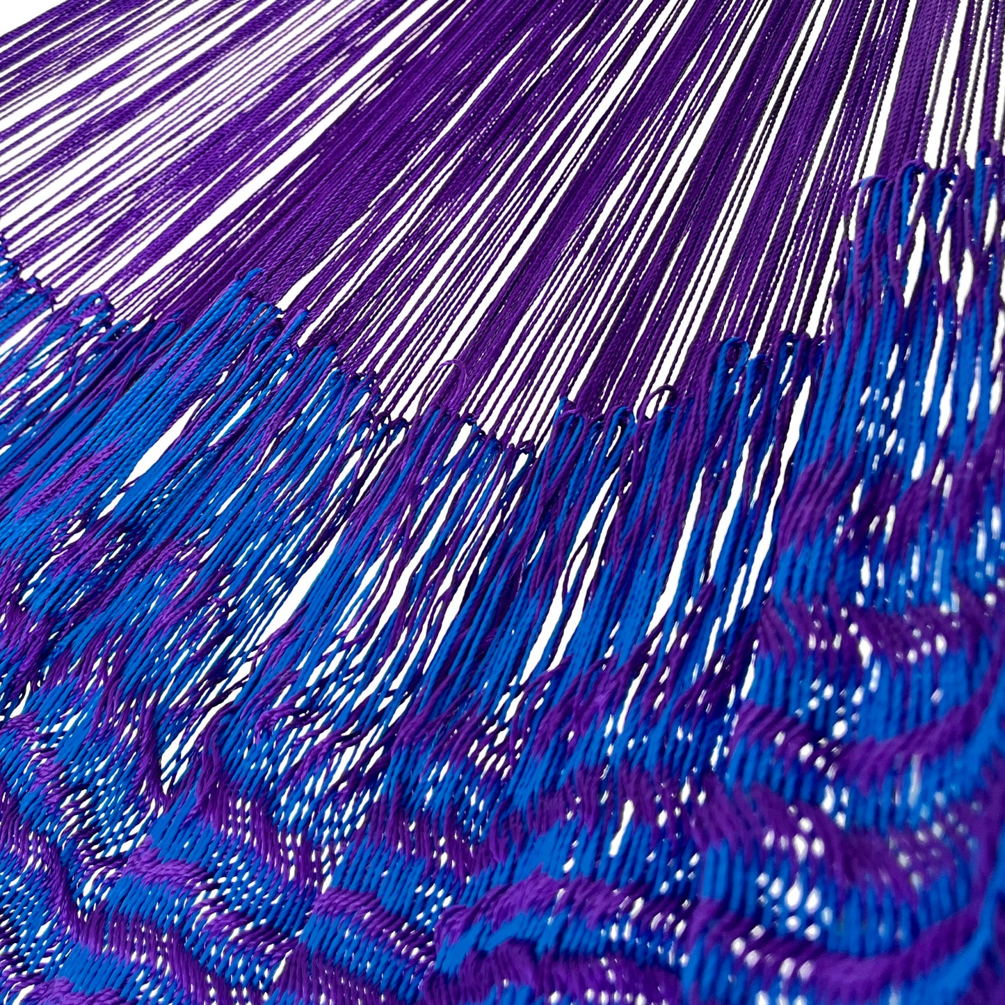 Unión entre cuerpo y brazo de hamaca Yucateca artesanal de nylon hilo 18 color morado y azul