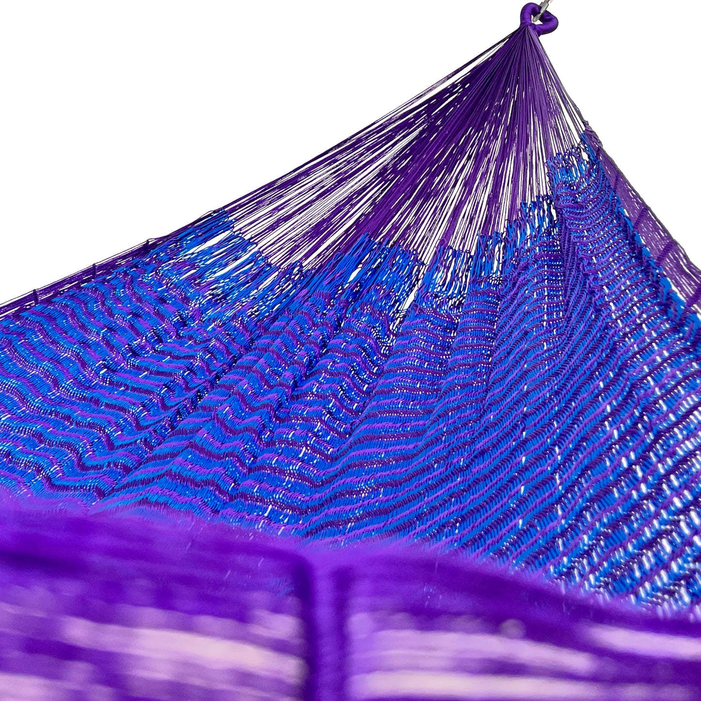 Interior mostrando brazo y tejido de hamaca Yucateca artesanal de nylon hilo 18 color morado y azul