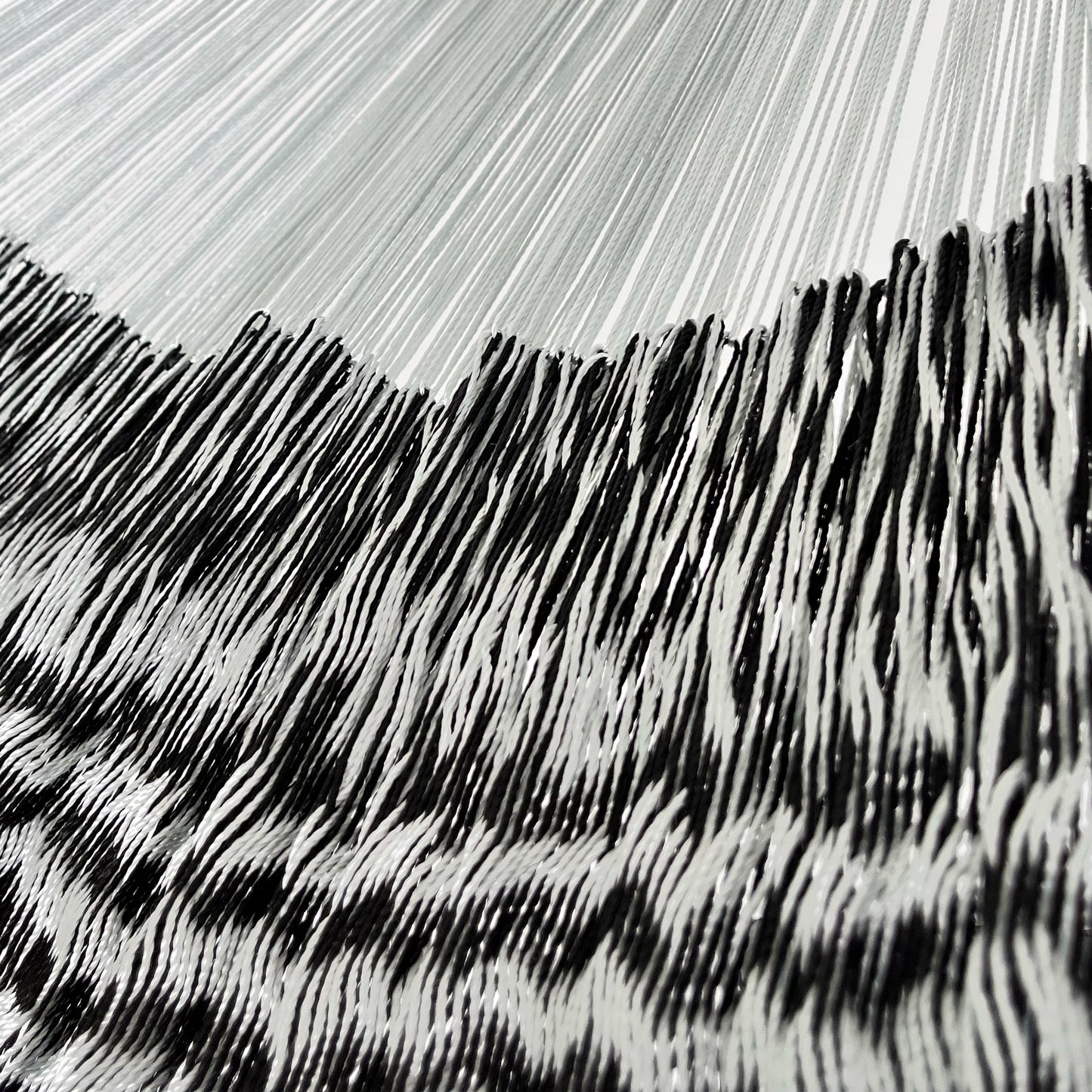 Unión entre cuerpo y brazo de hamaca Yucateca artesanal de nylon hilo 18 color plateado y negro