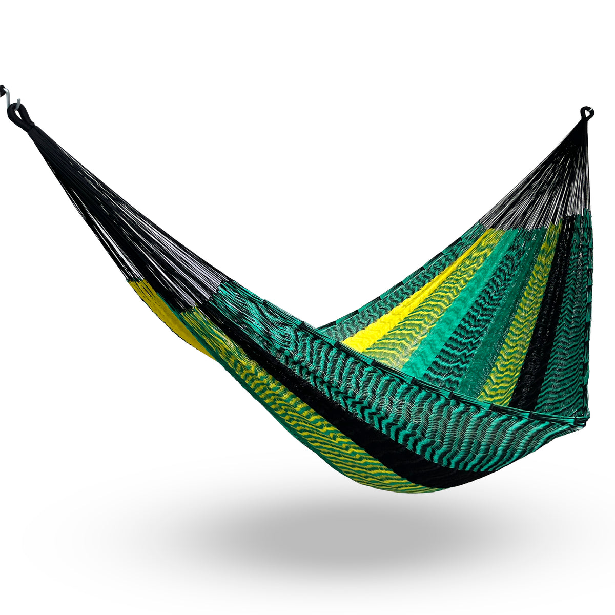 Hamaca Yucateca artesanal de nylon hilo 18 rayada multicolor colgada y abierta