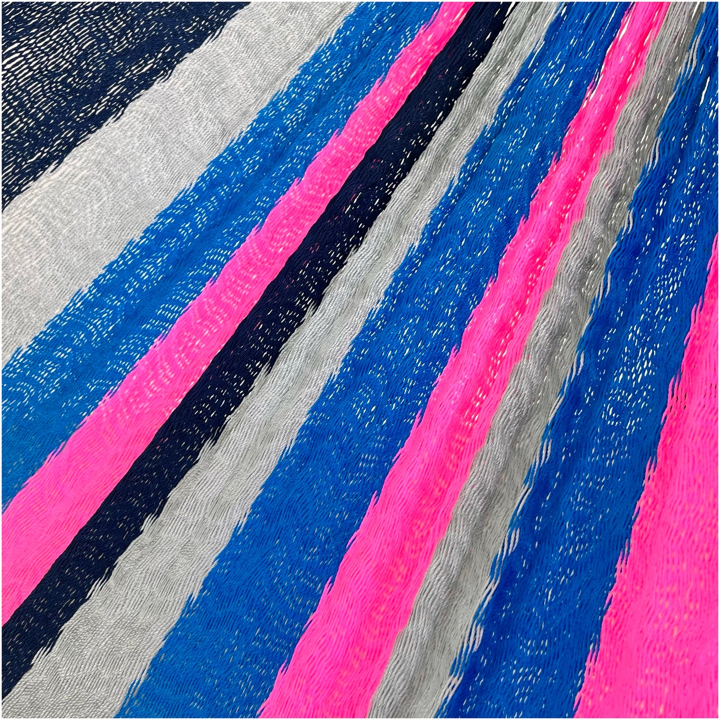 Detalle del tejido de nylon hilo 18 de la hamaca Yucateca artesanal rayada multicolor