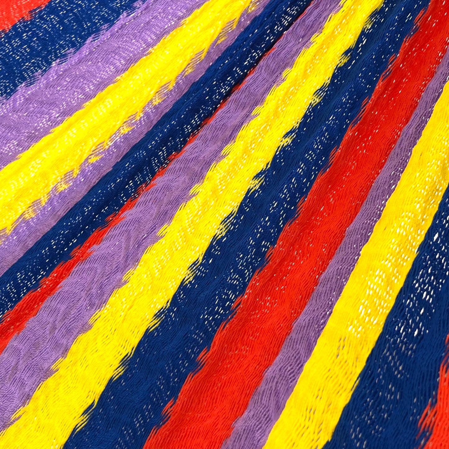 Detalle del tejido de nylon hilo 18 de la hamaca Yucateca artesanal rayada multicolor