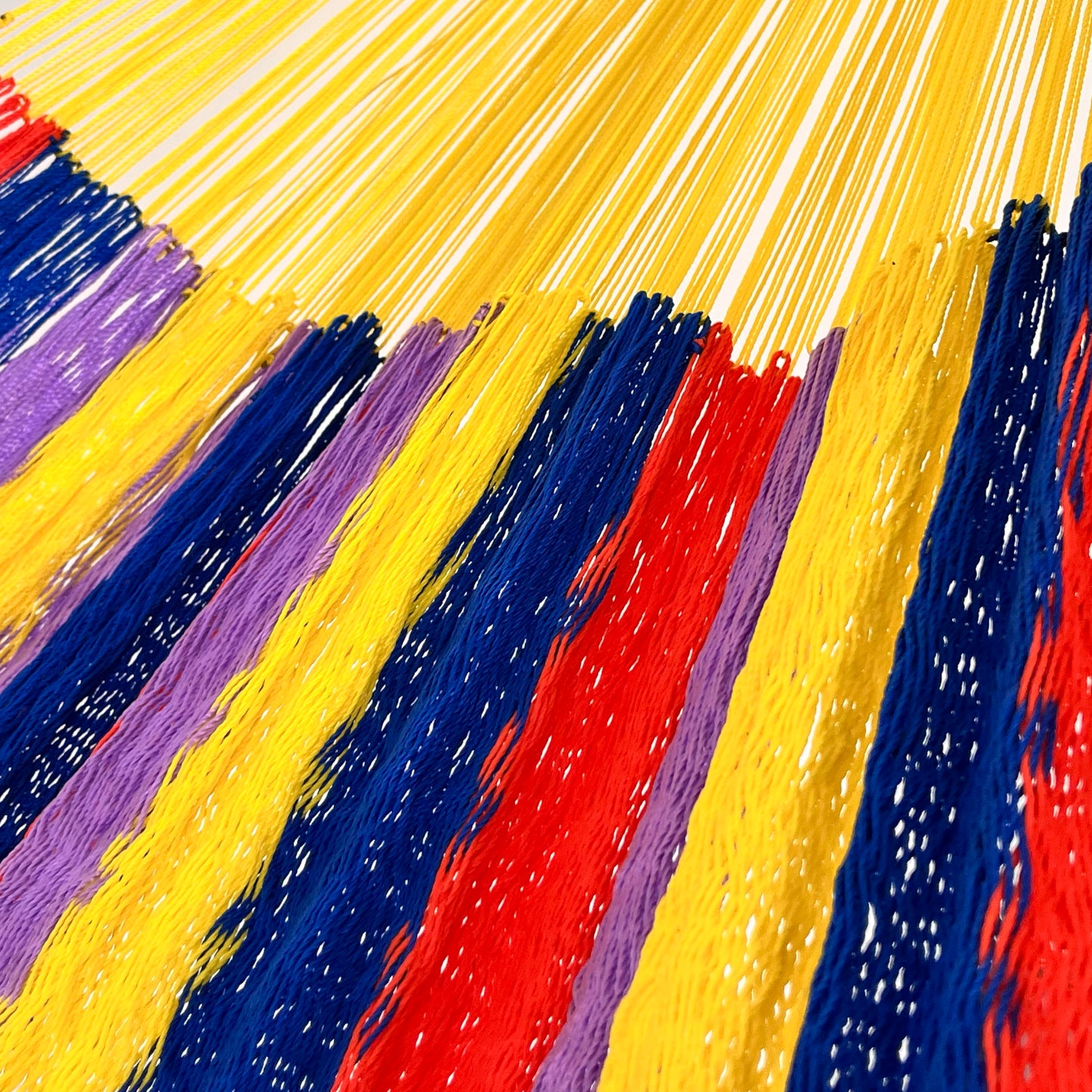 Unión entre cuerpo y brazo de hamaca Yucateca artesanal de nylon hilo 18 rayada multicolor