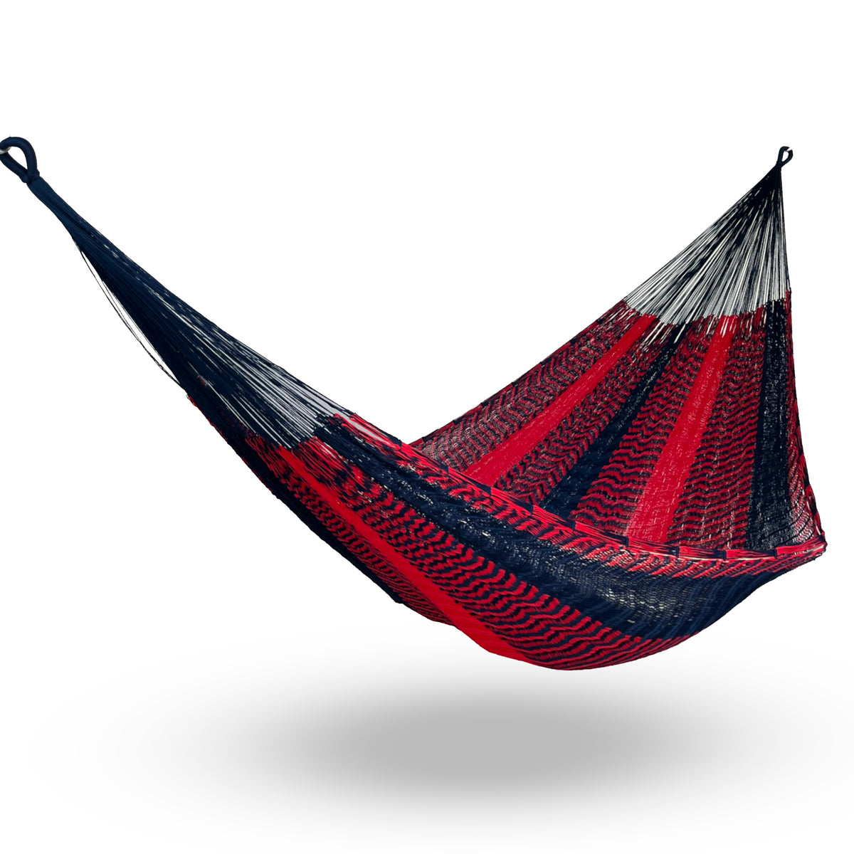 Hamaca Yucateca artesanal de nylon hilo 18 color rojo colgada y abierta