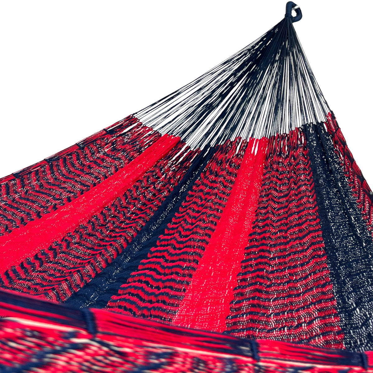 Interior mostrando brazo y tejido de hamaca Yucateca artesanal de nylon hilo 18 color rojo