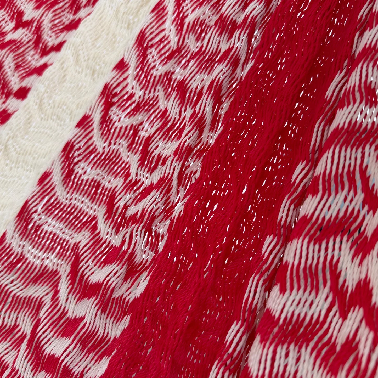 Detalle del tejido de nylon hilo 18 de la hamaca Yucateca artesanal rojo y beige