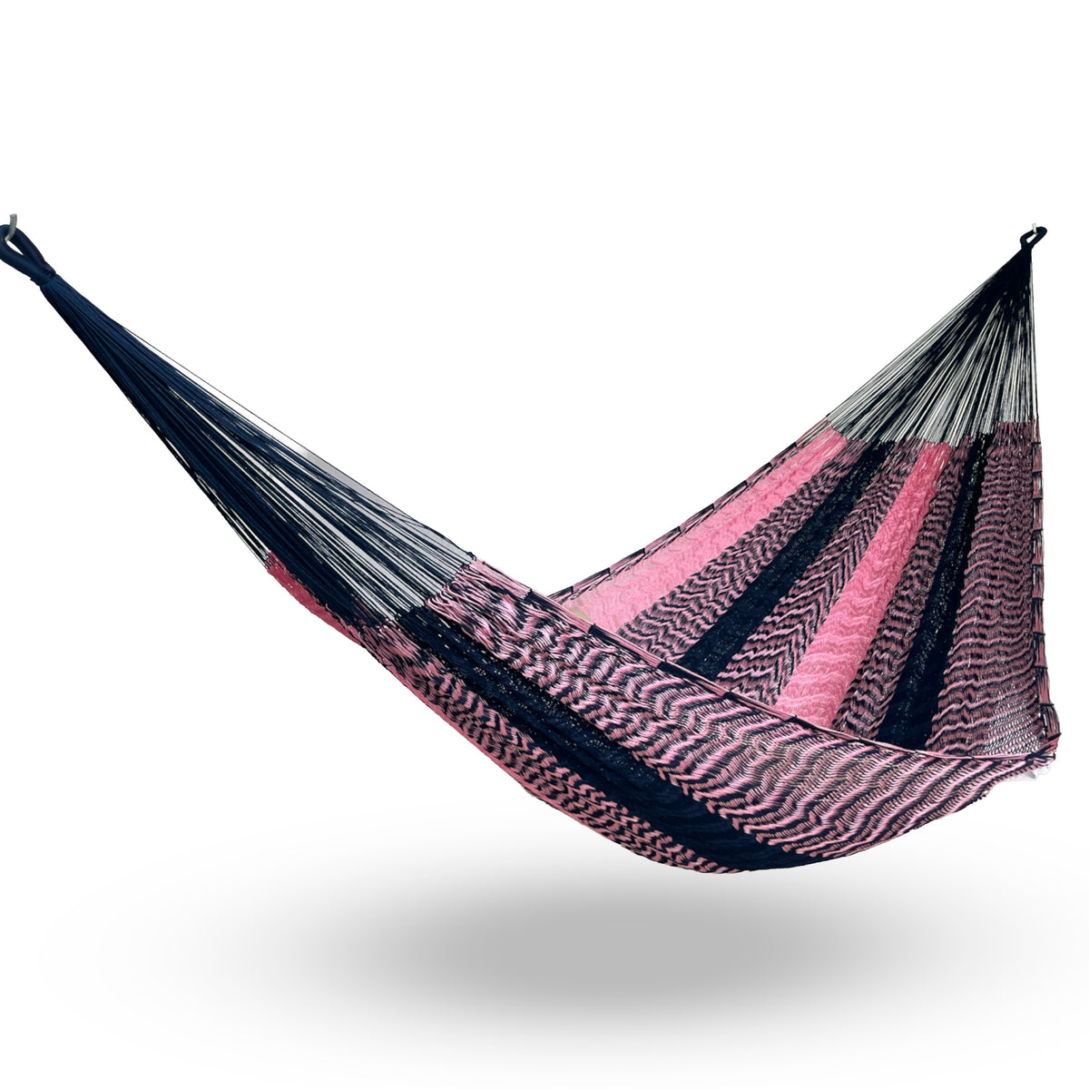 Hamaca Yucateca artesanal de nylon hilo 18 color rosa colgada y abierta