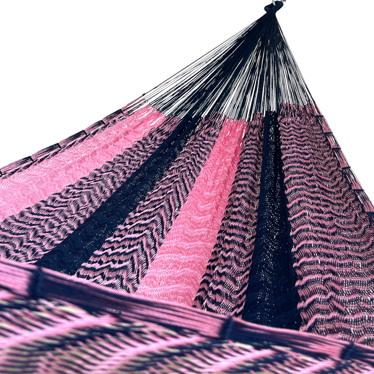 Interior mostrando brazo y tejido de hamaca Yucateca artesanal de nylon hilo 18 color rosa