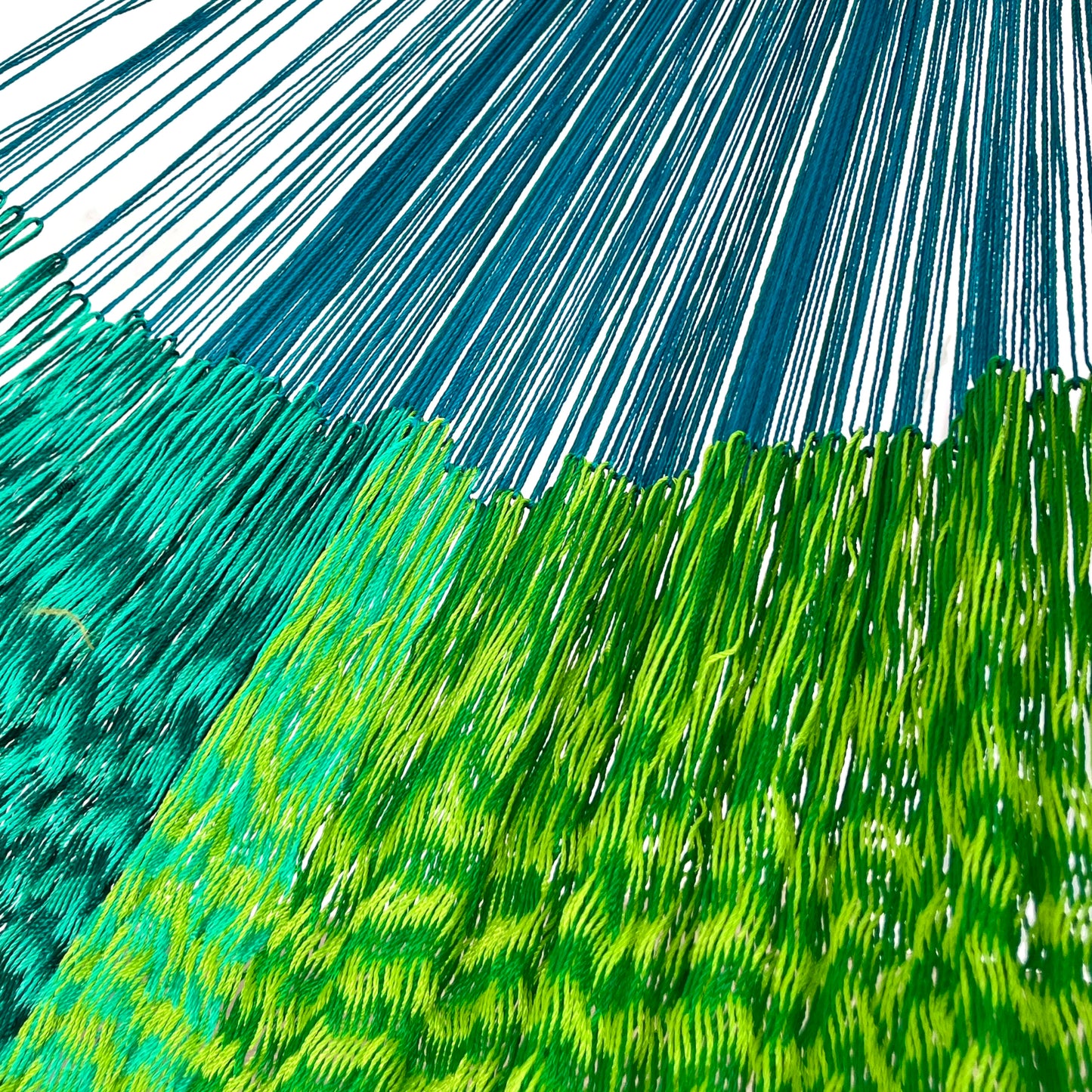 Unión entre cuerpo y brazo de hamaca Yucateca artesanal de nylon hilo 18 color verde claro y oscuro
