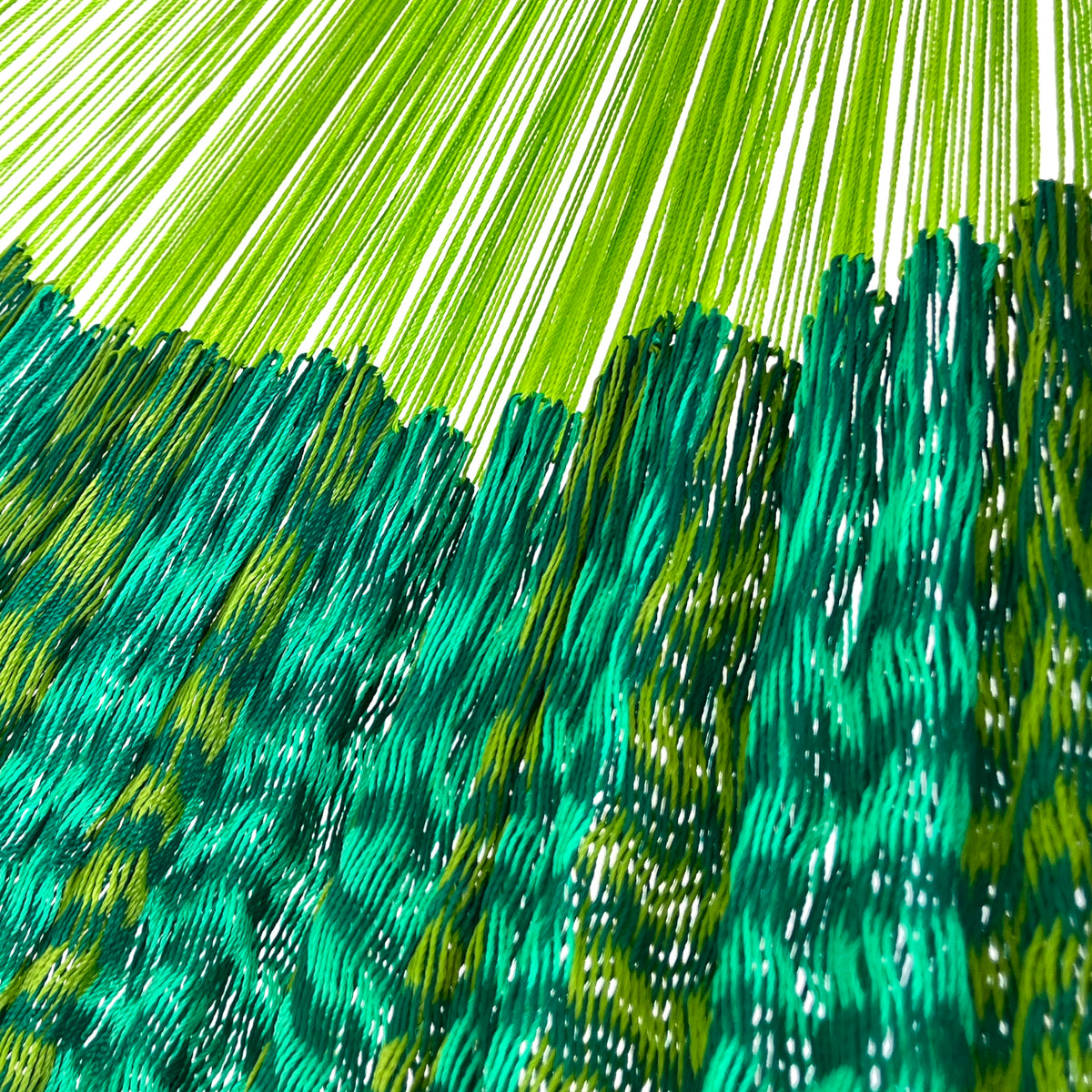 Unión entre cuerpo y brazo de hamaca Yucateca artesanal de nylon hilo 18 color verde oscuro
