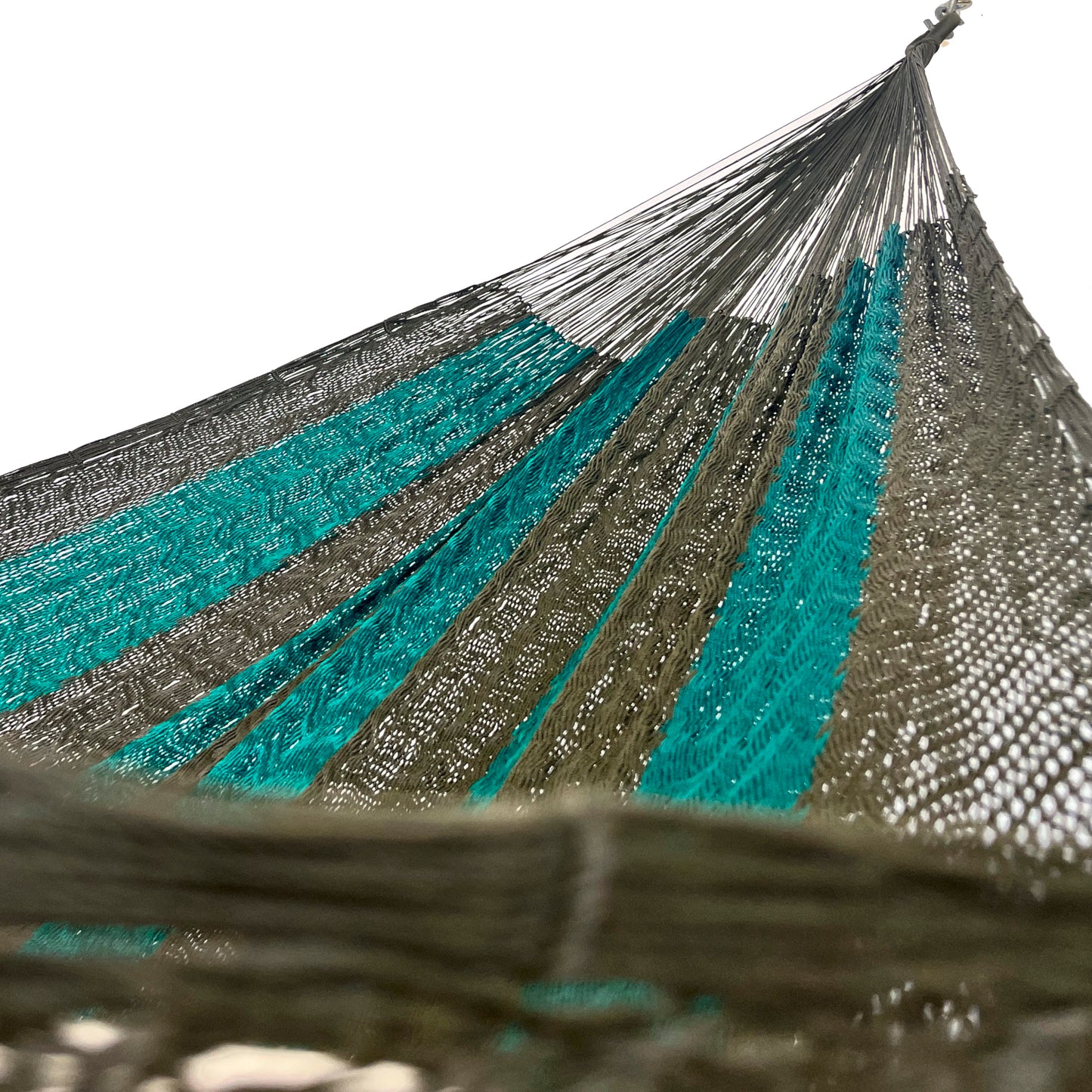 Interior mostrando brazo y tejido de hamaca Yucateca artesanal de nylon hilo 18 color verde oscuro