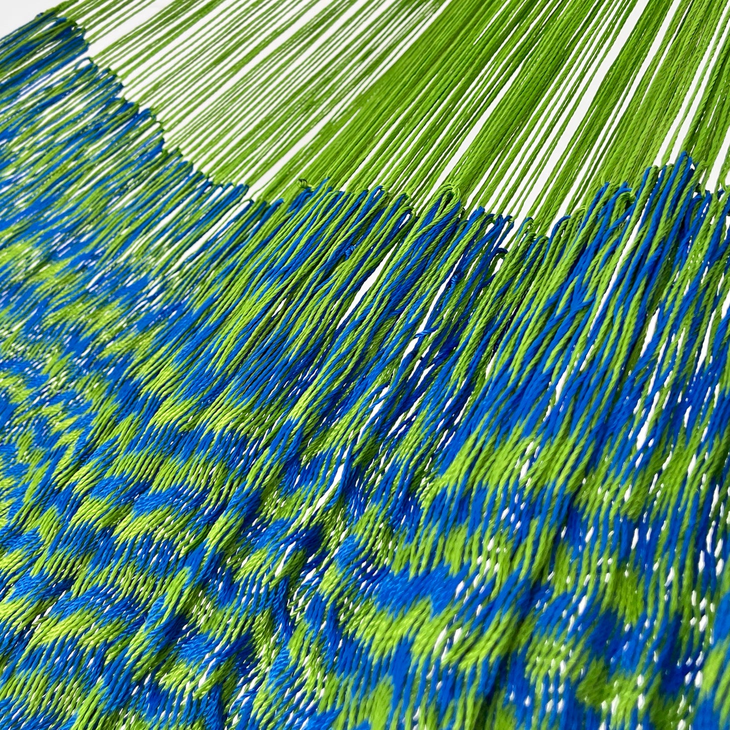 Unión entre cuerpo y brazo de hamaca Yucateca artesanal de nylon hilo 18 color verde y azul