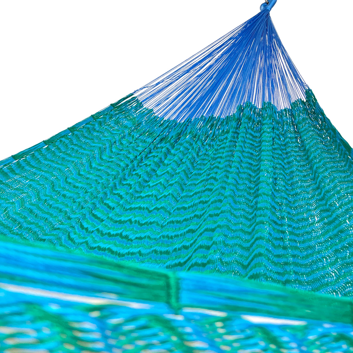 Interior mostrando brazo y tejido de hamaca Yucateca artesanal de nylon hilo 18 color verde y azul