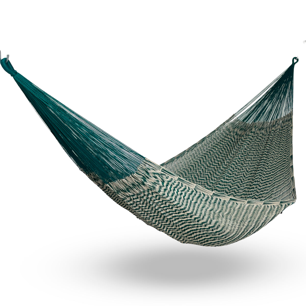 Hamaca Yucateca artesanal de nylon hilo 18 color verde y beige colgada y abierta