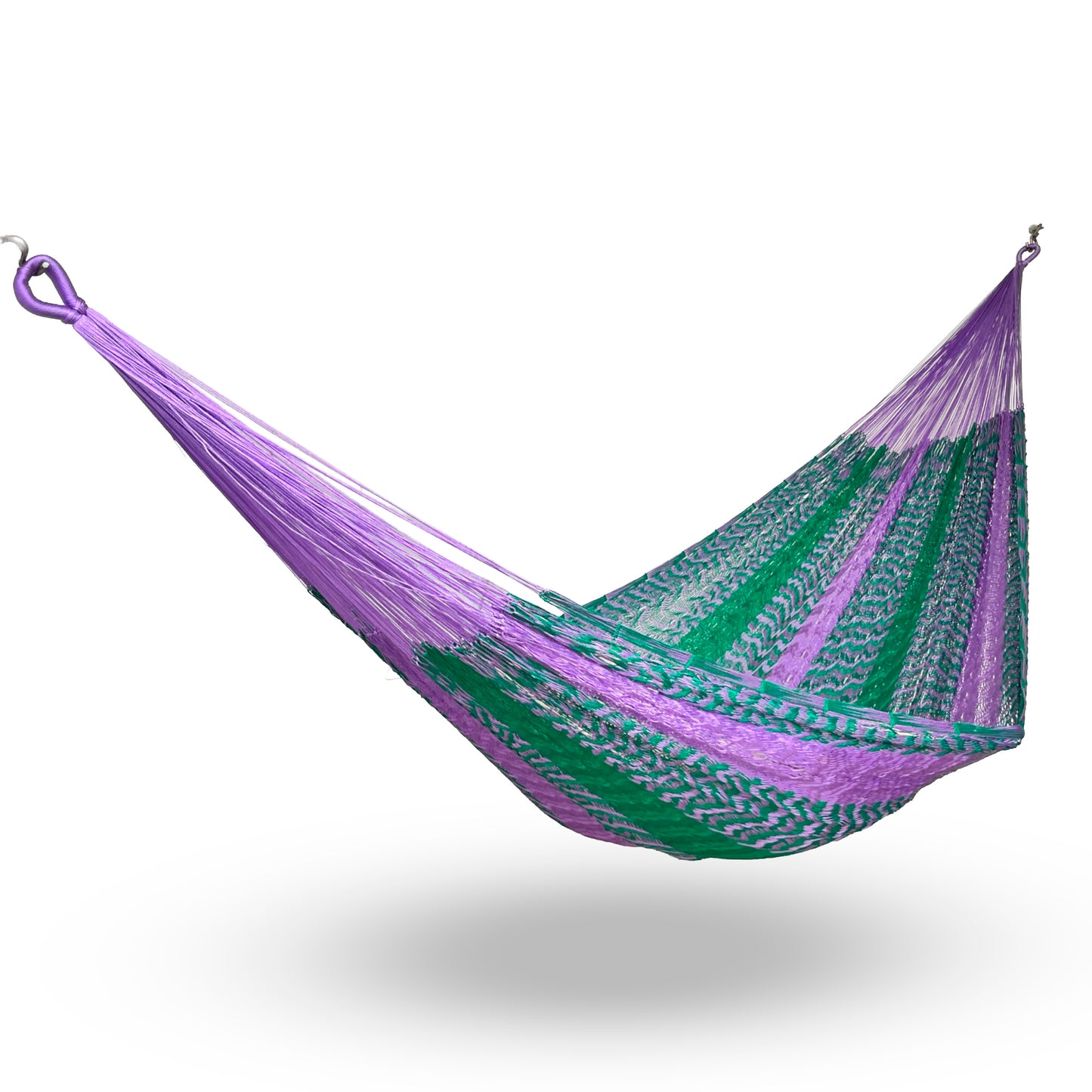 Hamaca Yucateca artesanal de nylon hilo 18 color verde y morado colgada y abierta