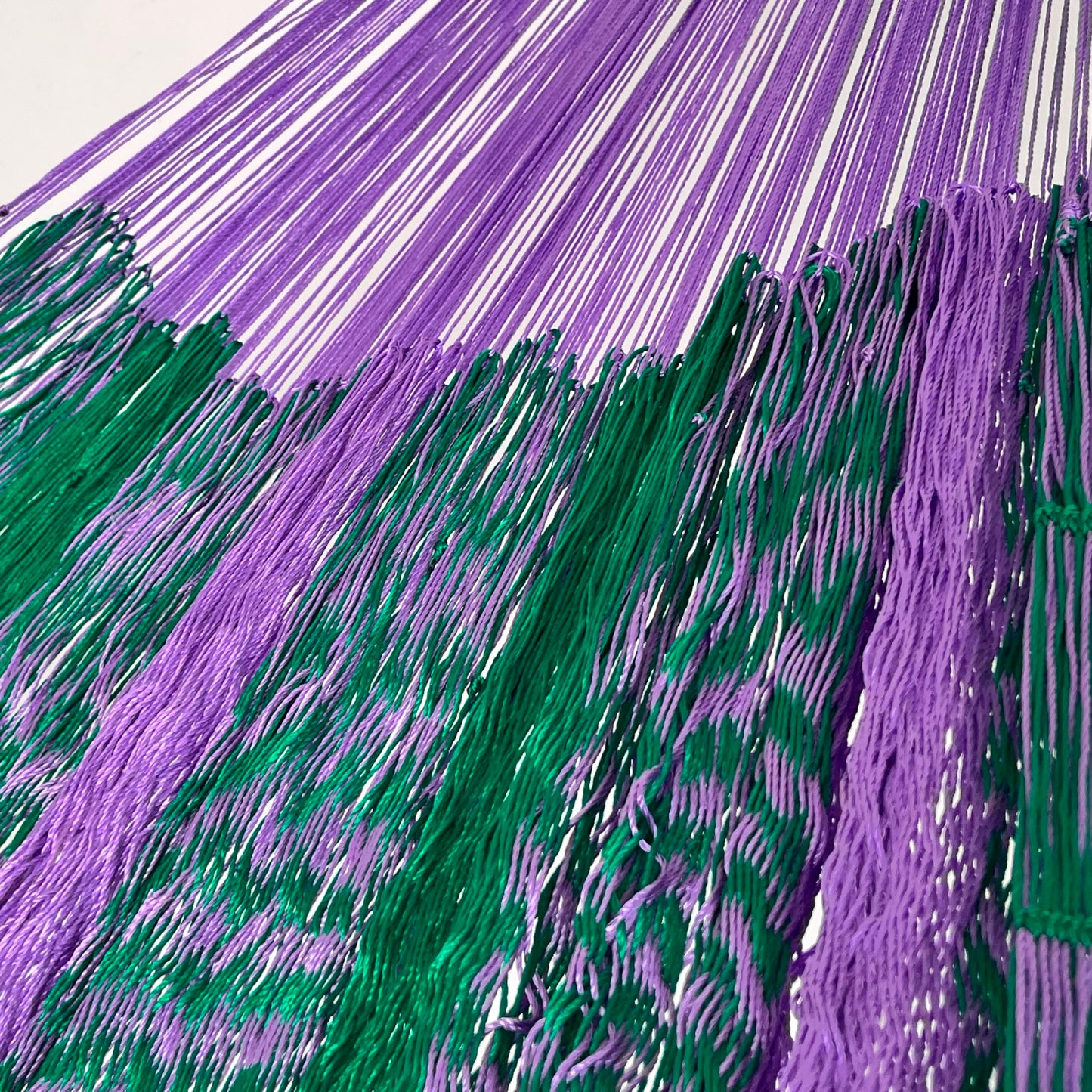 Unión entre cuerpo y brazo de hamaca Yucateca artesanal de nylon hilo 18 color verde y morado