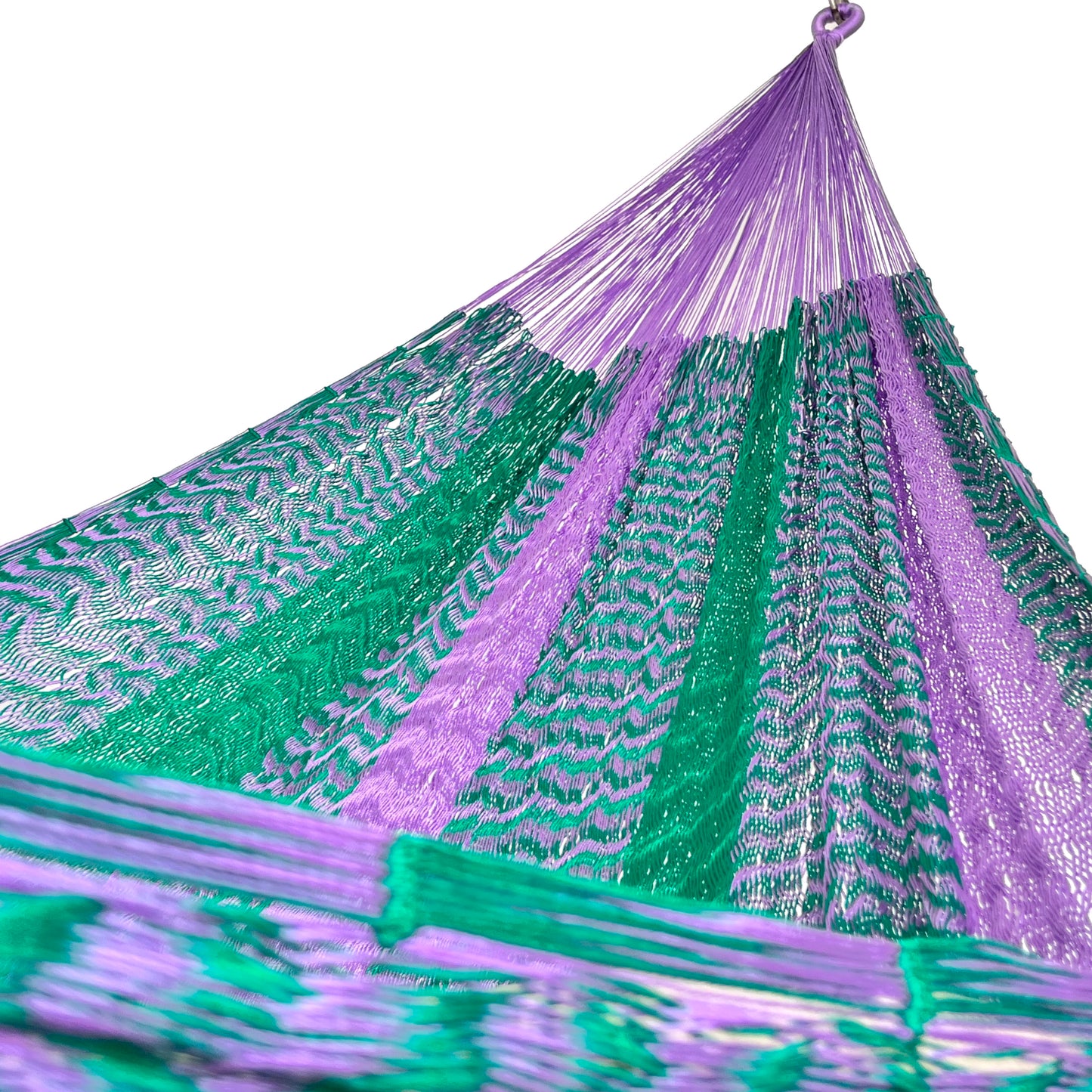 Interior mostrando brazo y tejido de hamaca Yucateca artesanal de nylon hilo 18 color verde y morado