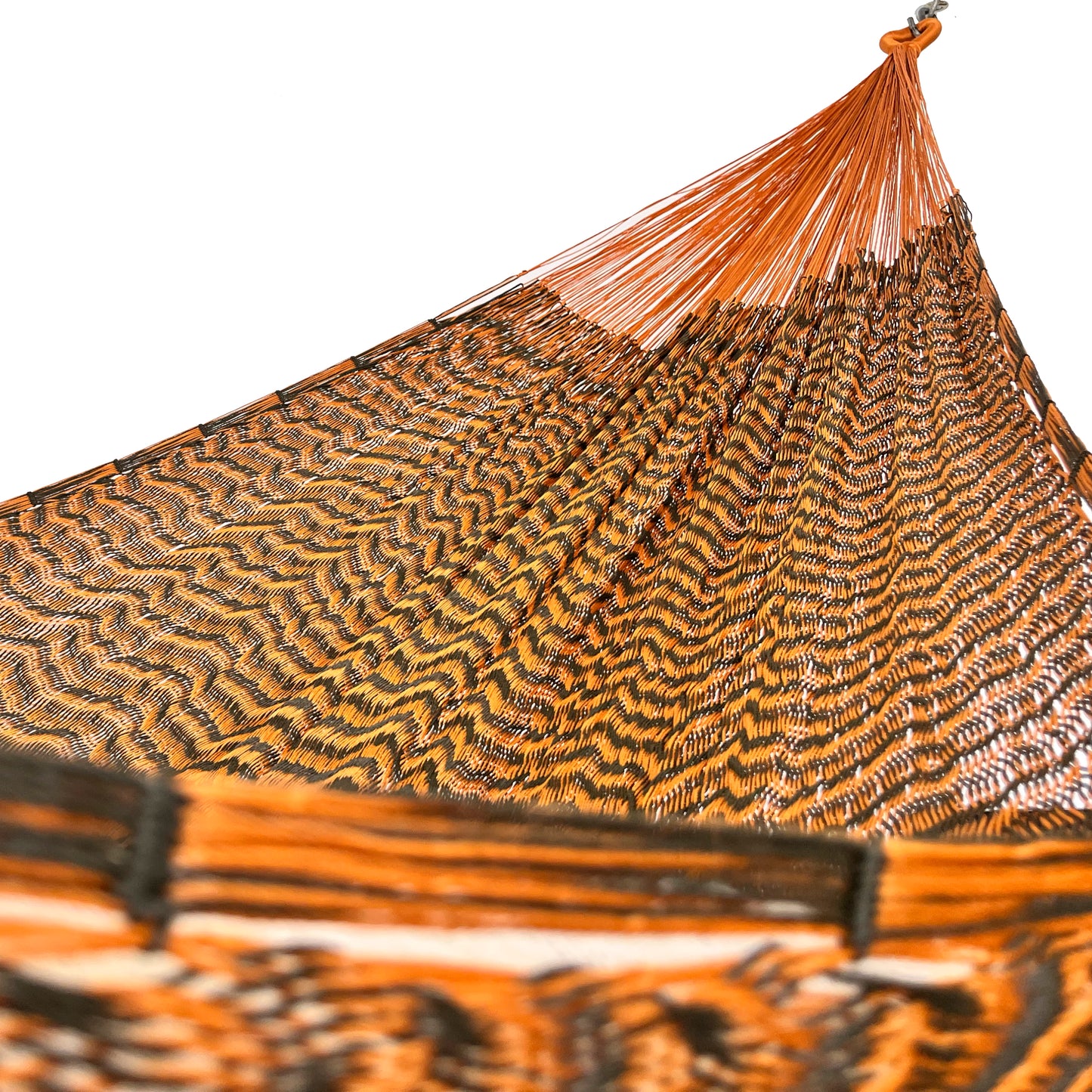 Interior mostrando brazo y tejido de hamaca Yucateca artesanal de nylon hilo 18 color verde y naranja