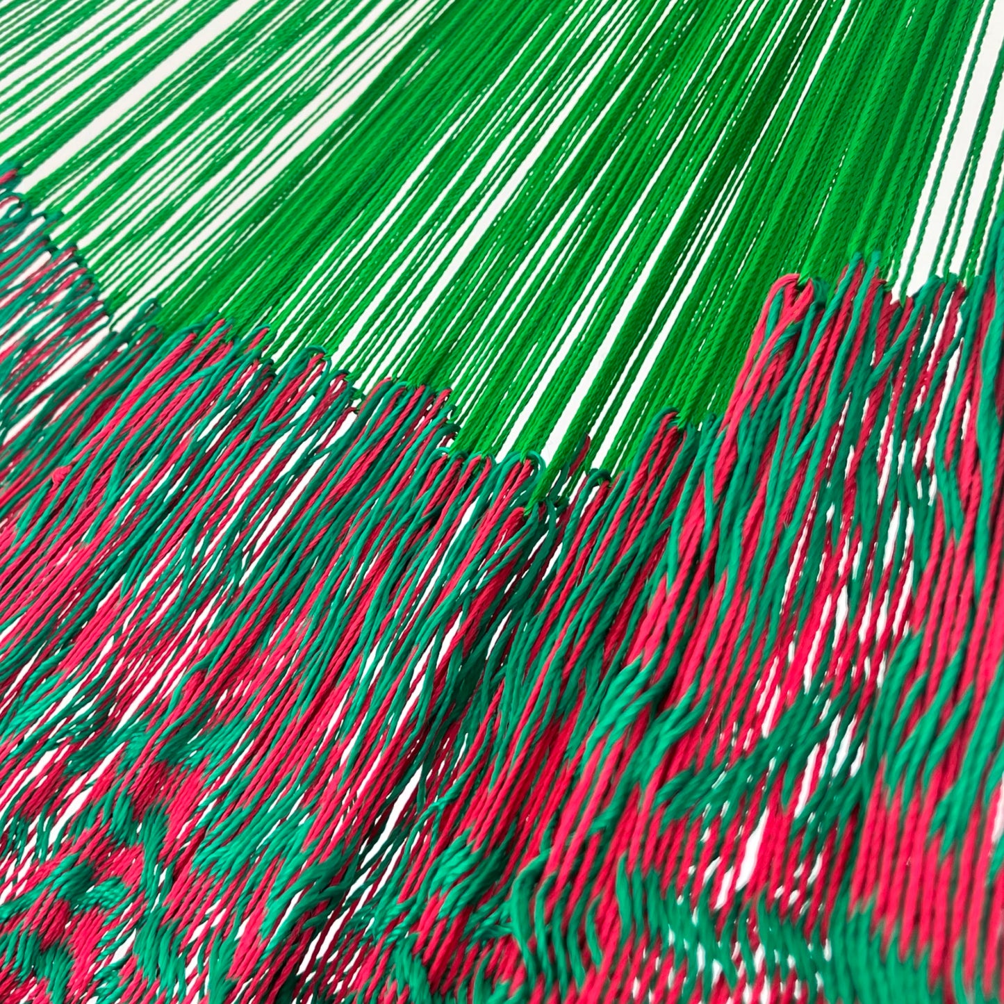 Unión entre cuerpo y brazo de hamaca Yucateca artesanal de nylon hilo 18 color verde y rojo