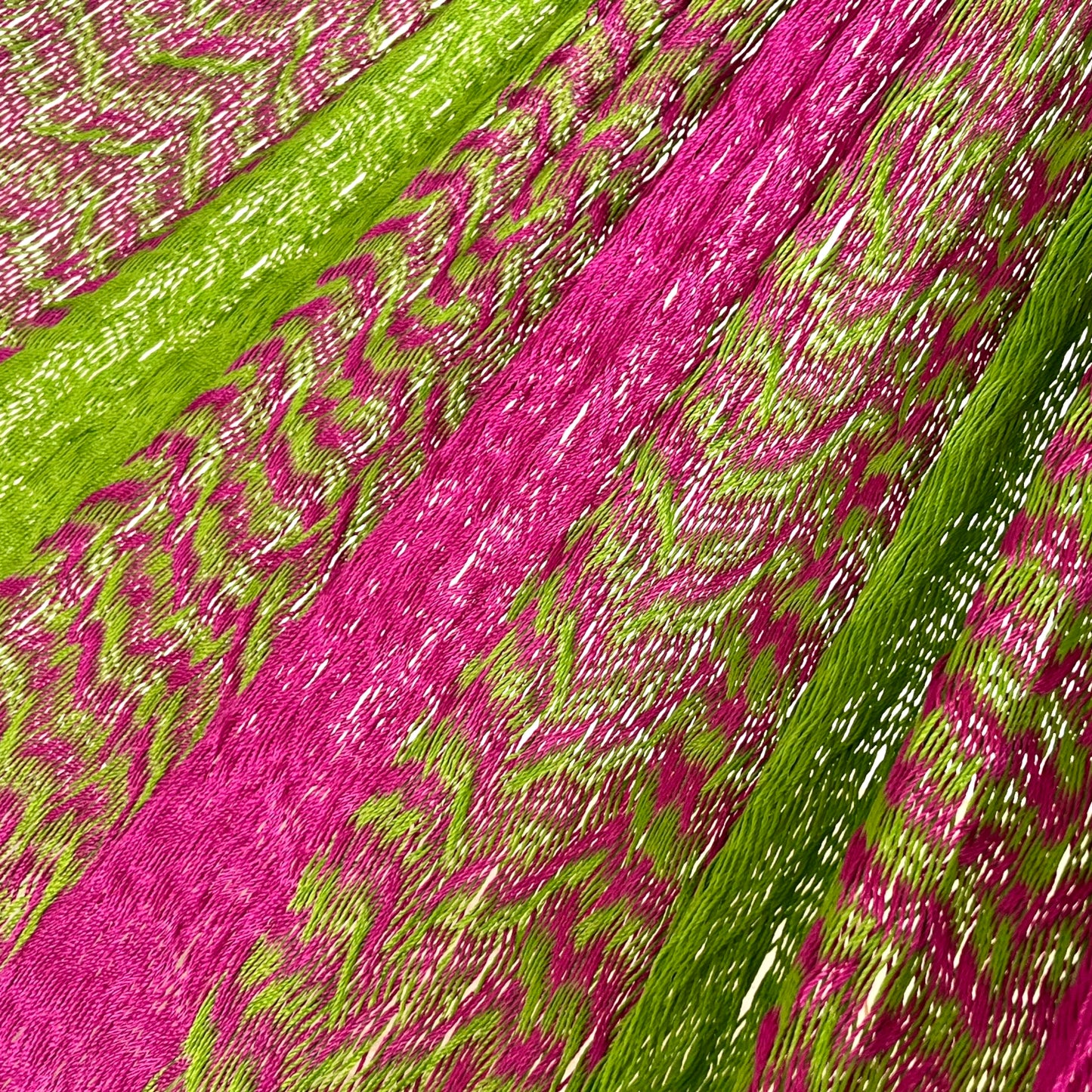 Detalle del tejido de nylon hilo 18 de la hamaca Yucateca artesanal verde y rosa